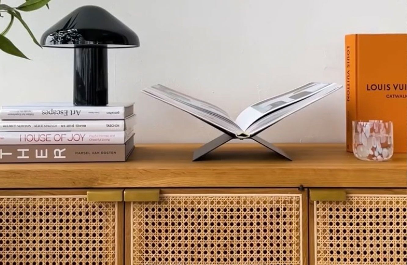 Webbing dressoir met metalen boekenstandaard