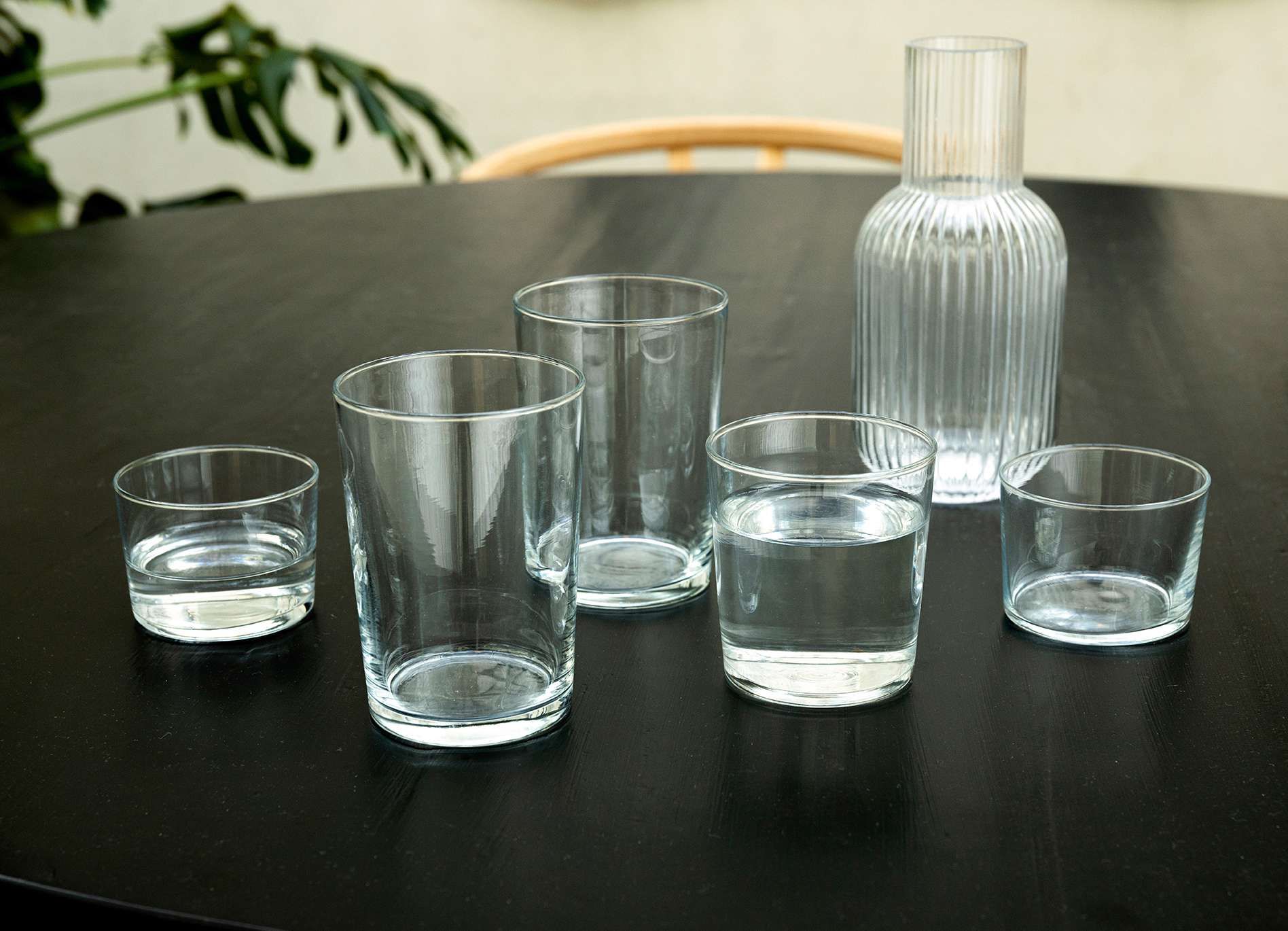 Zwarte tafel met transparant glaswerk