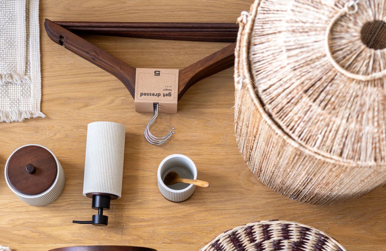 Tafel met daarop houten kledinghangers