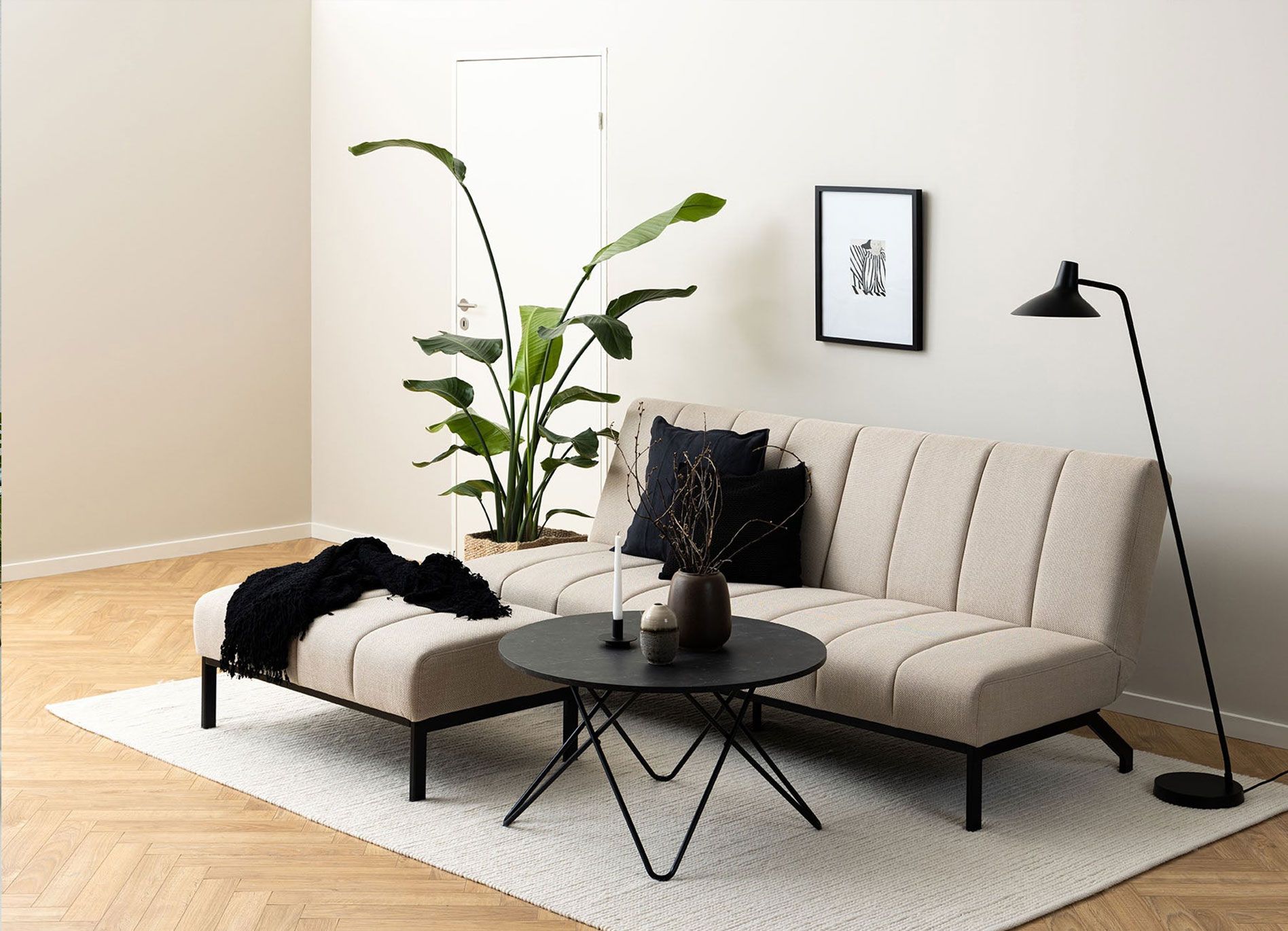 Slaapbank in naturel kleurige woonkamer