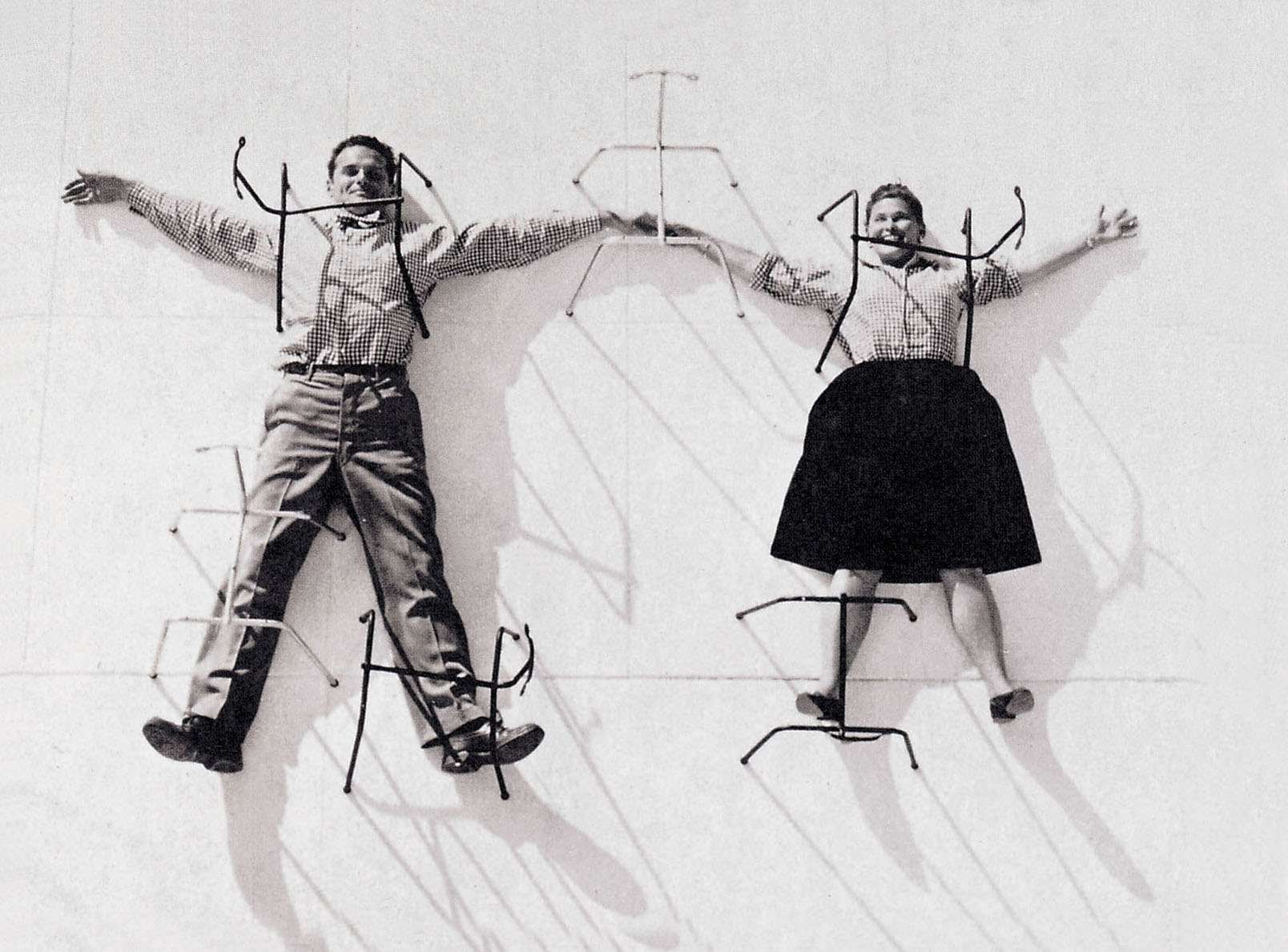 Charles en Ray Eames liggen op de grond
