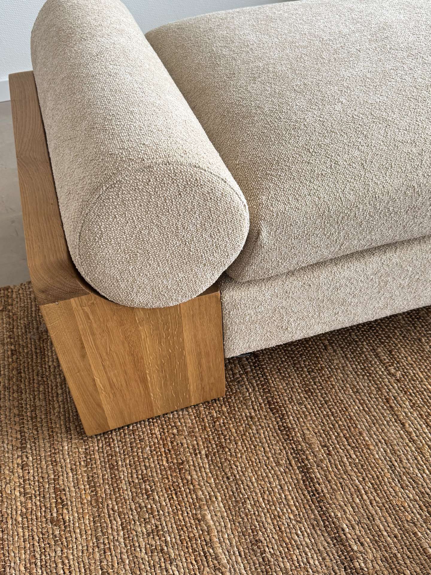 Naturel kleurig daybed Dya staat op vloerkleed