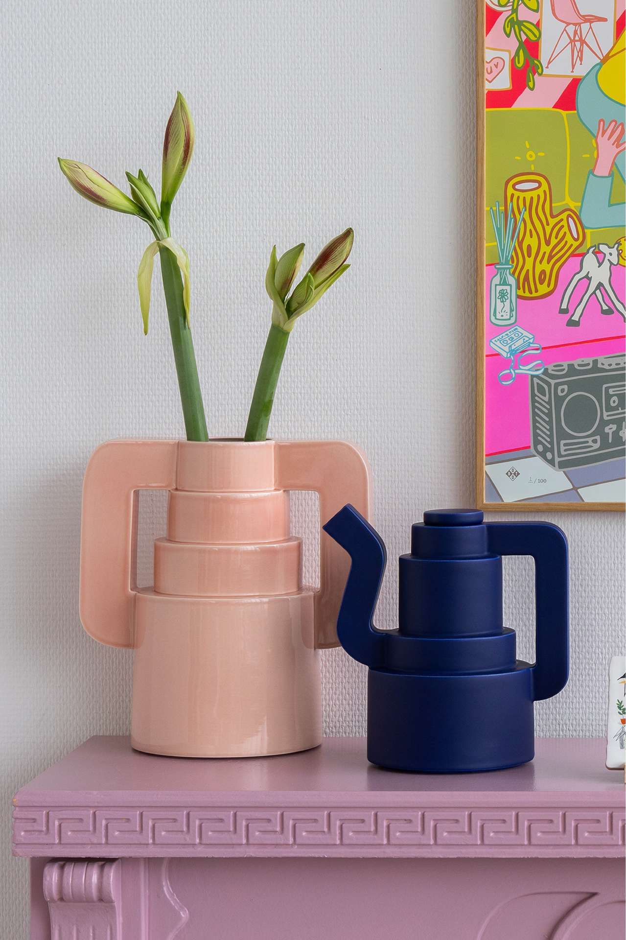 Roze orenvaas en donkerblauwe koffiekan