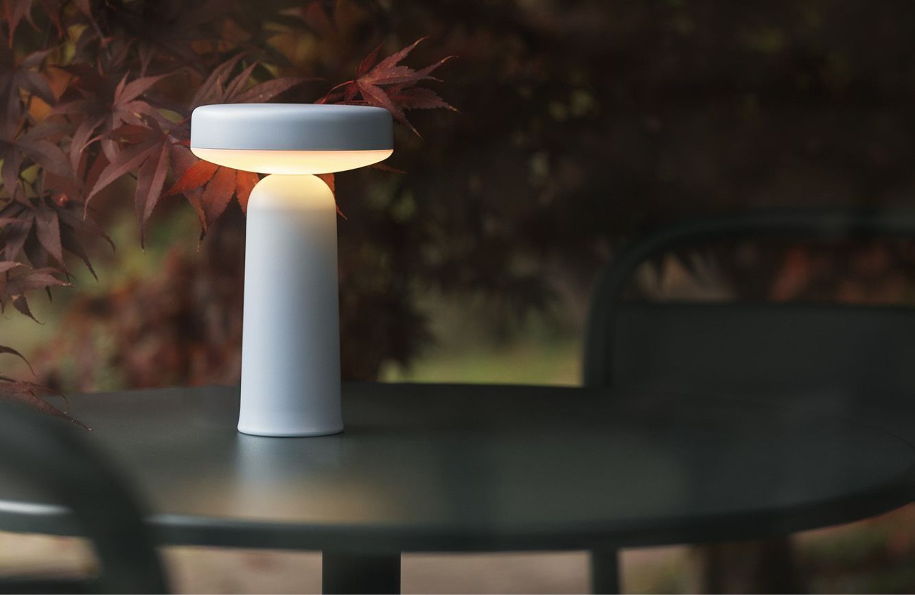 Witte Muuto tafellamp met herfst ahtergrond