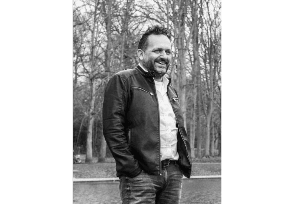 Architect Edwin Ames in zwart wit beeld