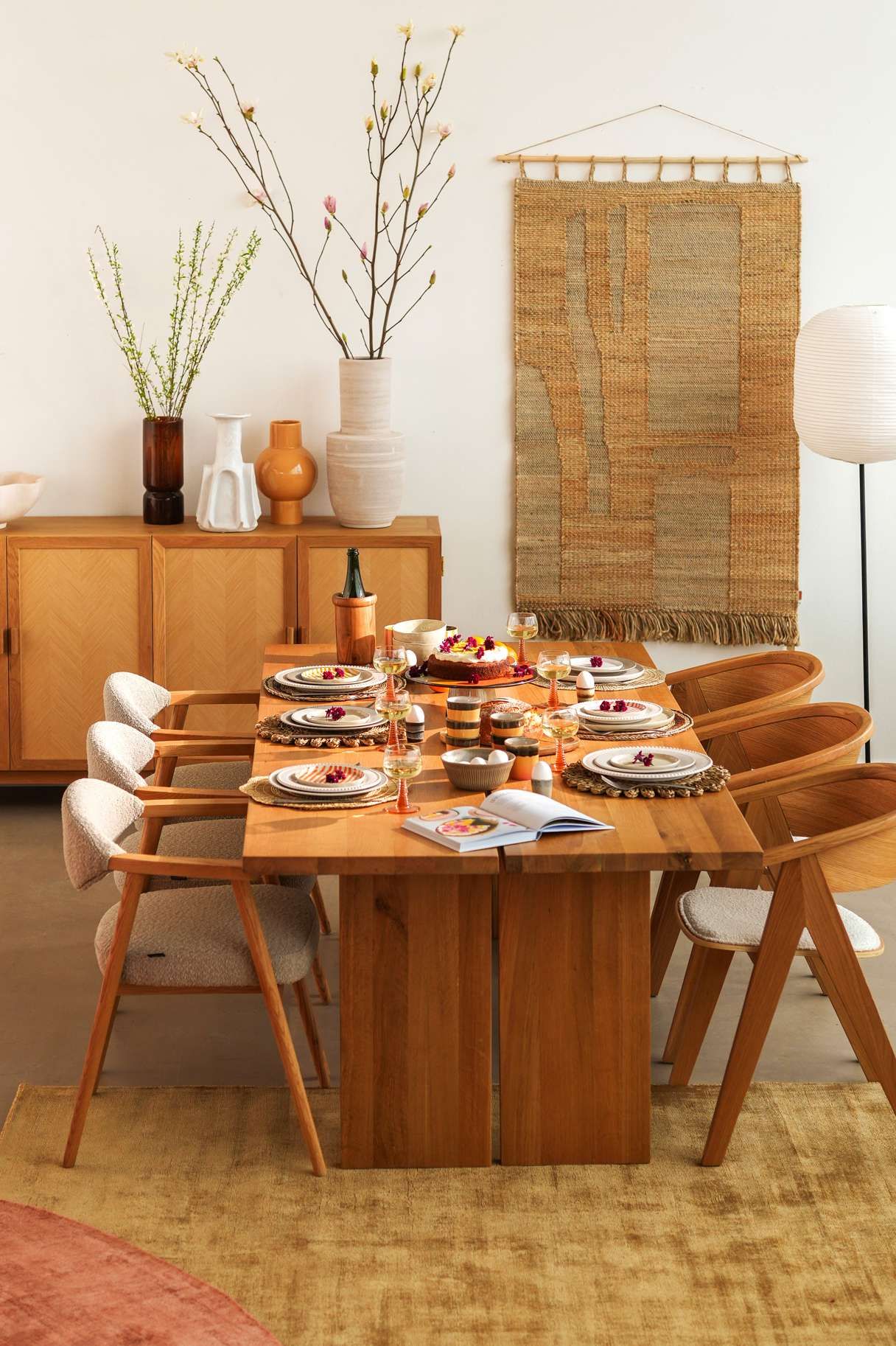 Eikenhouten eettafel gedekt voor pasen met 6 houten stoelen