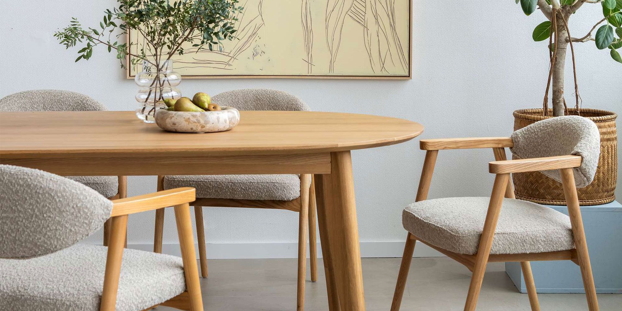 Eikenhouten eettafel met gestoffeerde beige stoelen