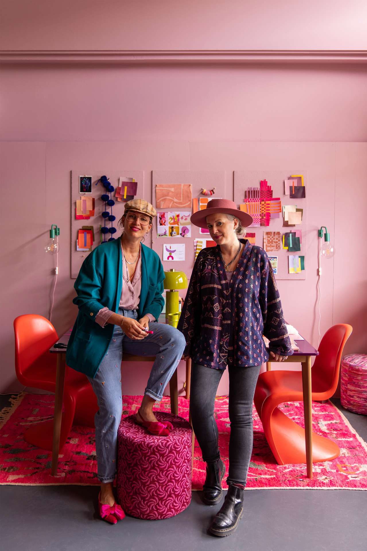 Esther & Marijn van Enkel Art die poseren met de collectie