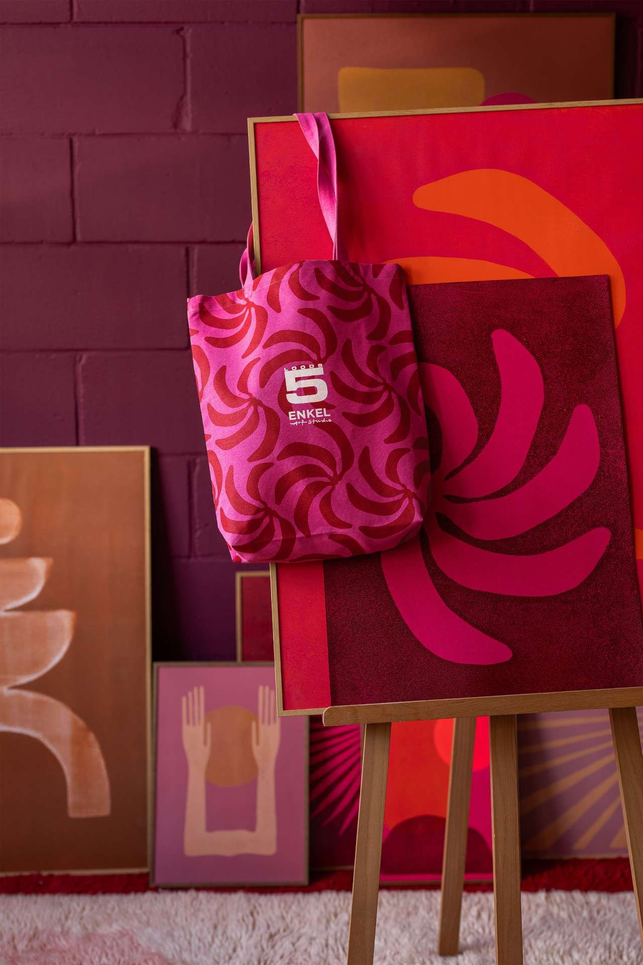 Enkelart tas roze die aan schilderij hangt