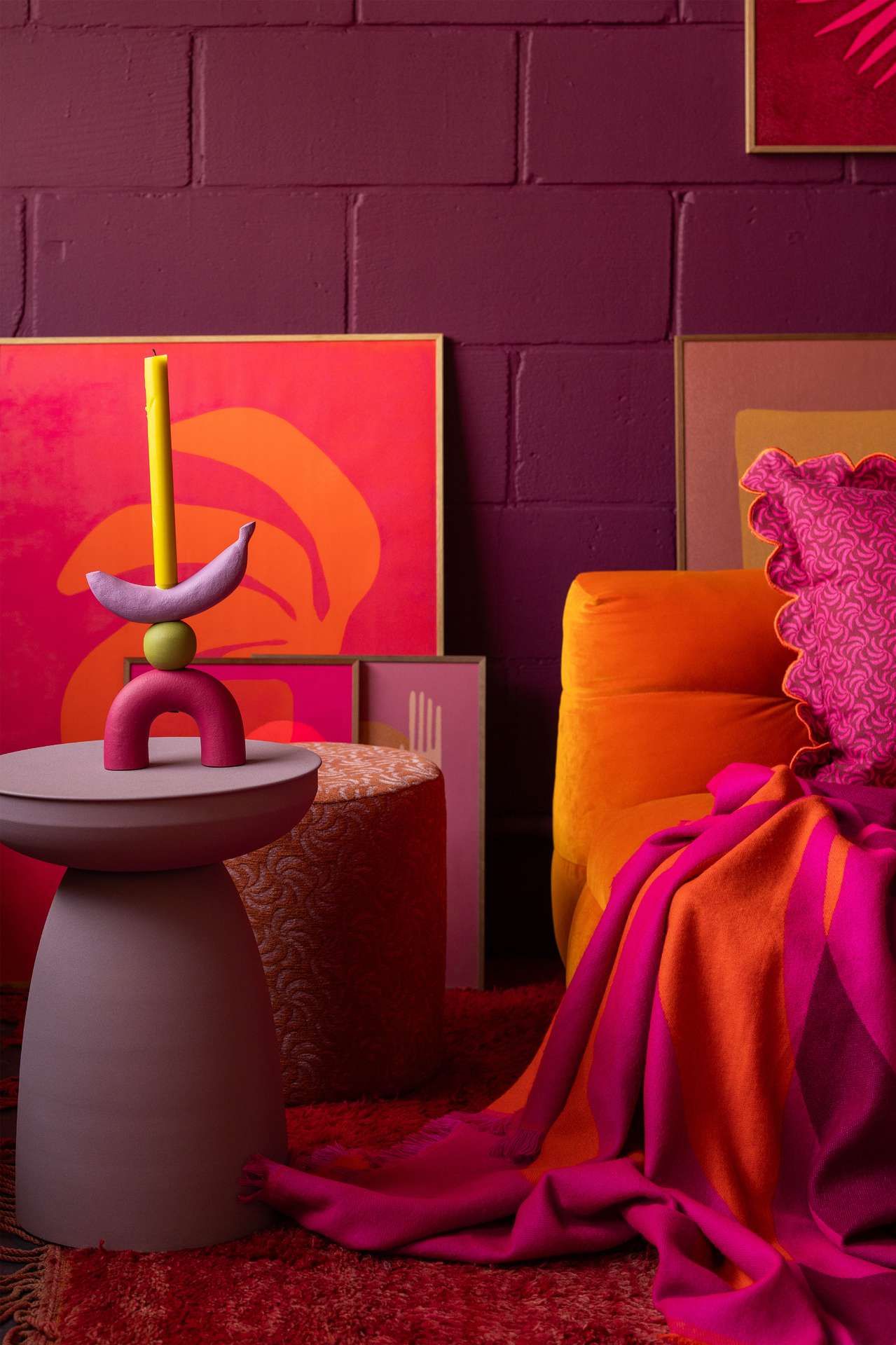 Kleurrijke enkel art setting met accessoires