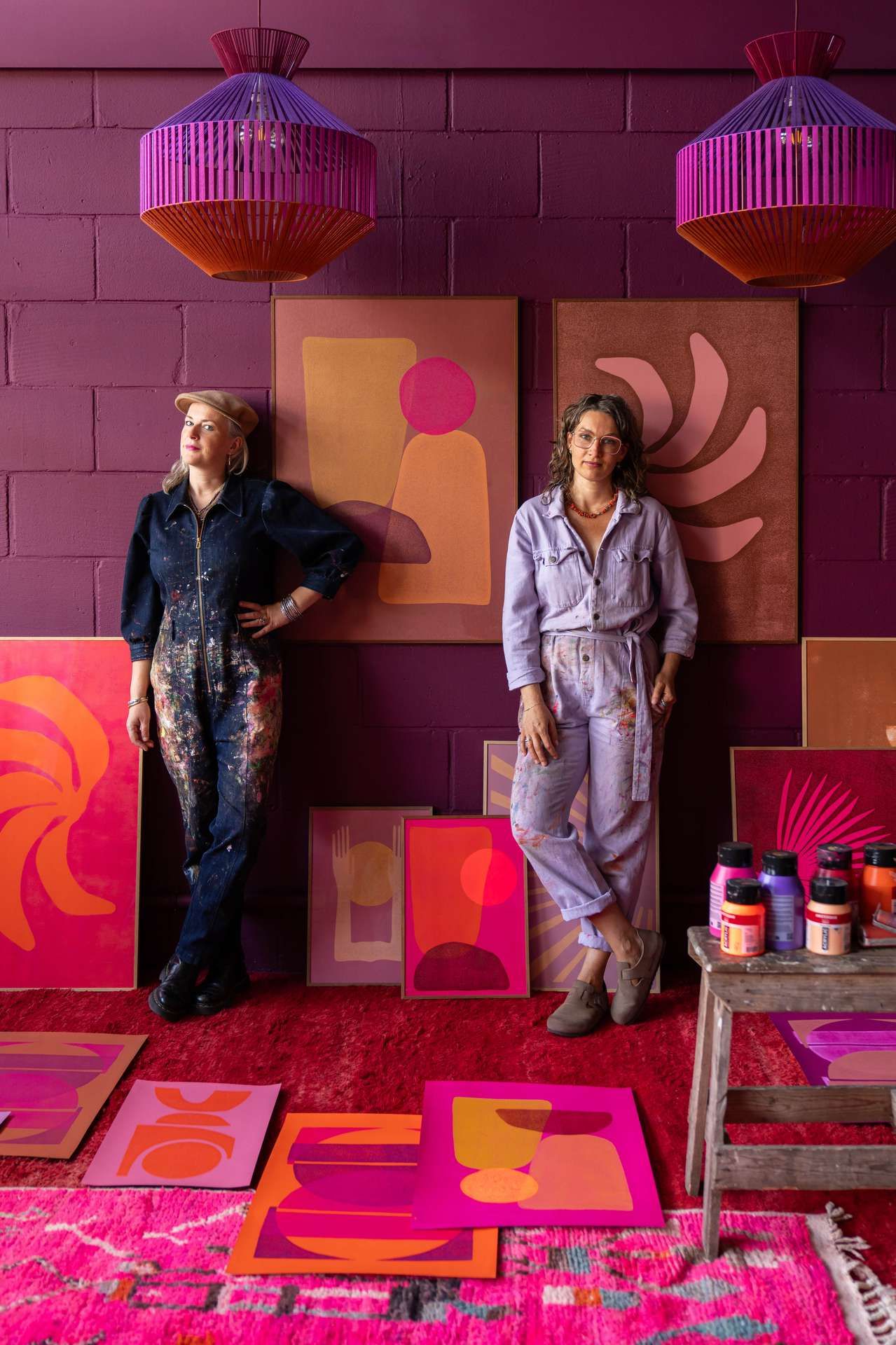 Esther & Marijn van Enkel Art die poseren met de collectie