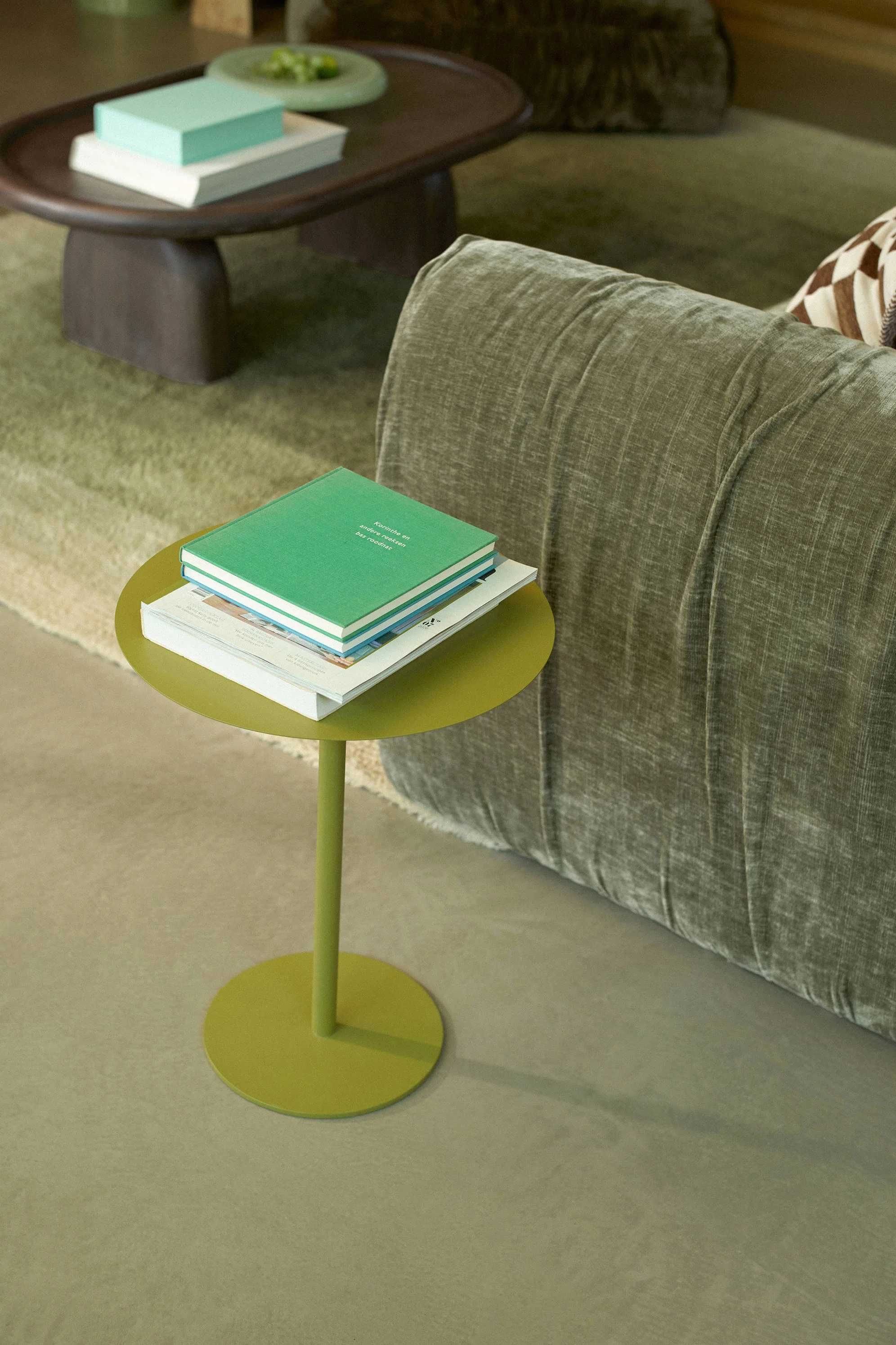 Groene stalen bijzettafel met koffietafelboeken