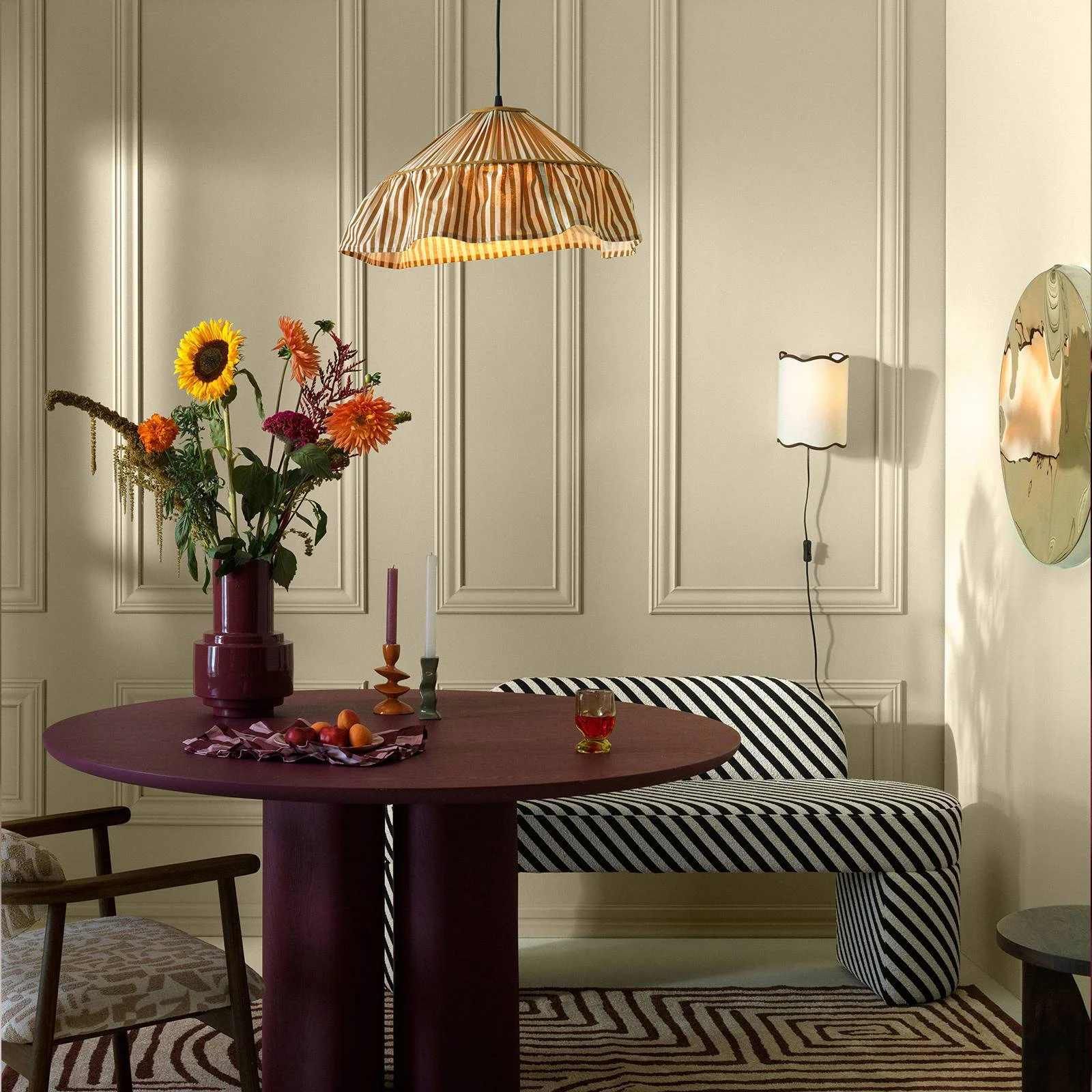Bordeaux ronde eettafel met eetkamerbankje en stoel