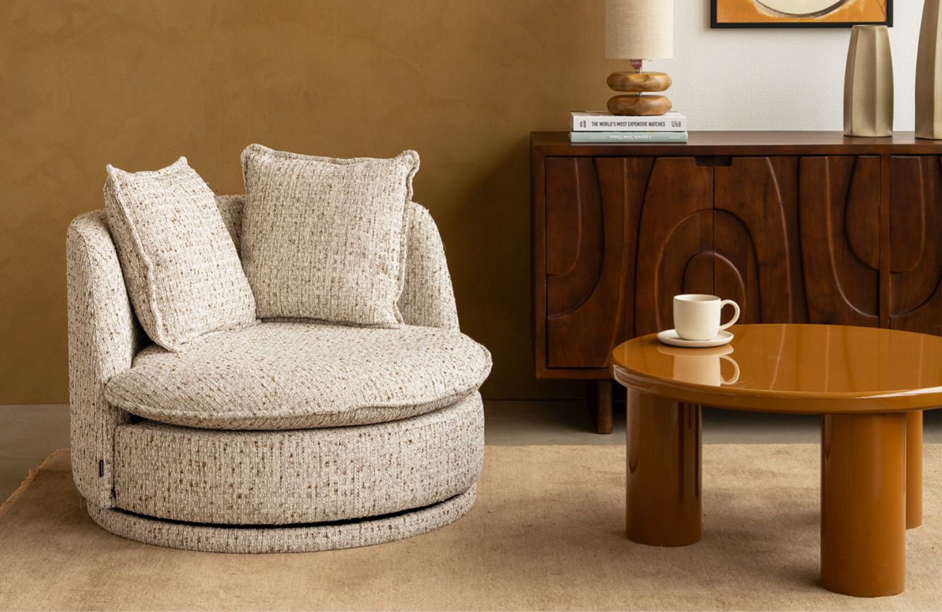 Beige ronde fauteuil in bruintint woonkamer