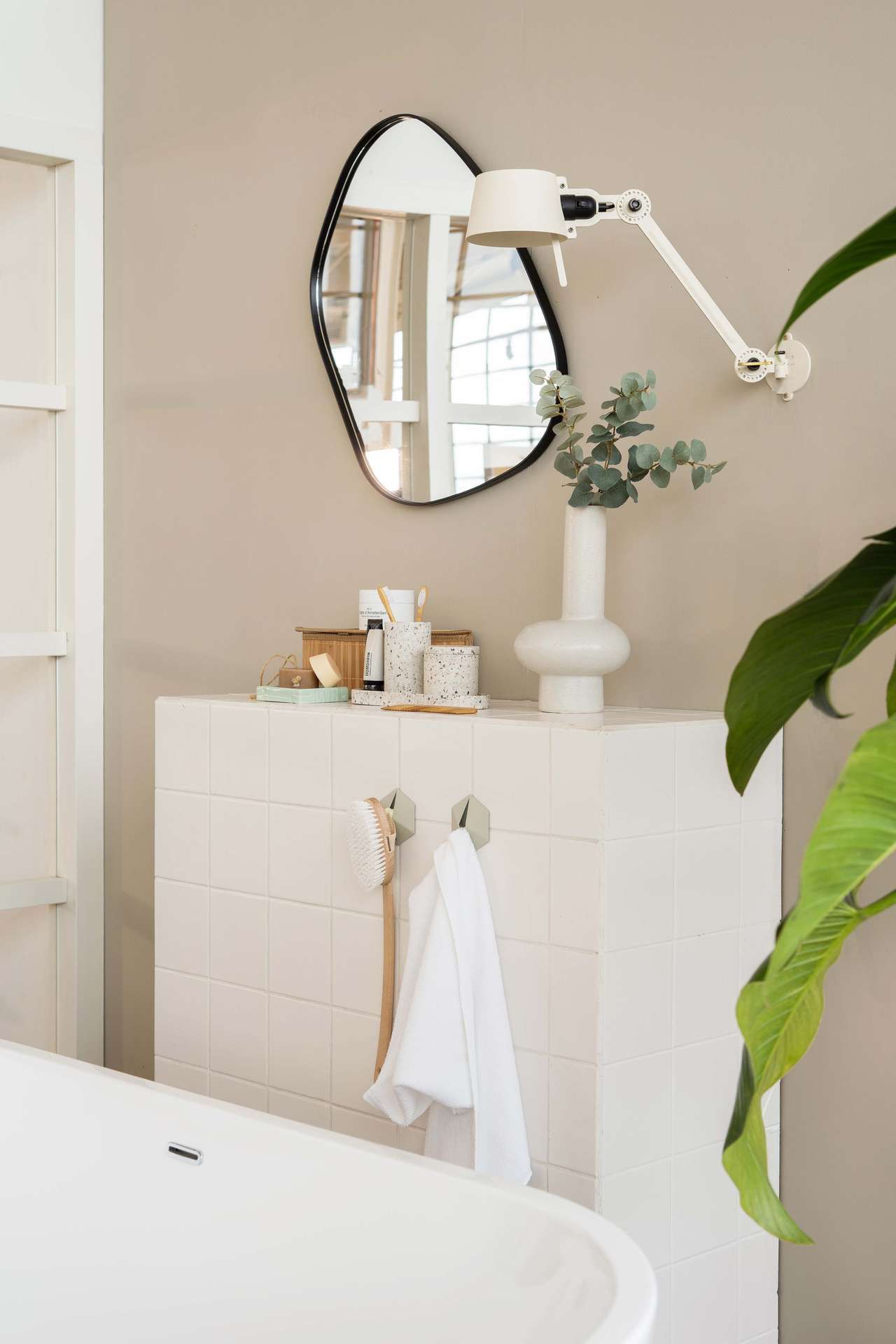 Lichte badkamer met spiegel en ligbad