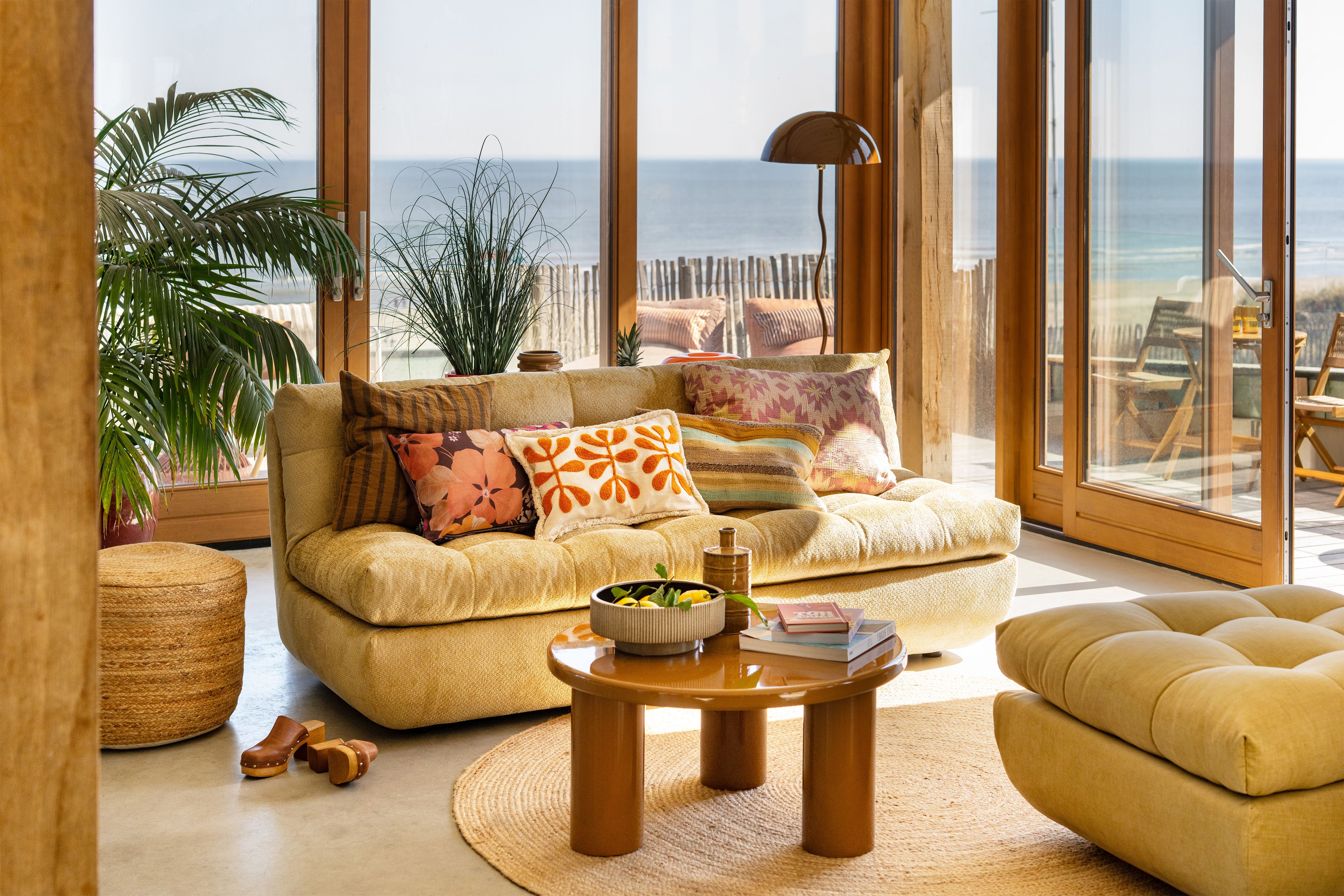 Zonnige kleurrijke woonkamer met uitzicht op het strand