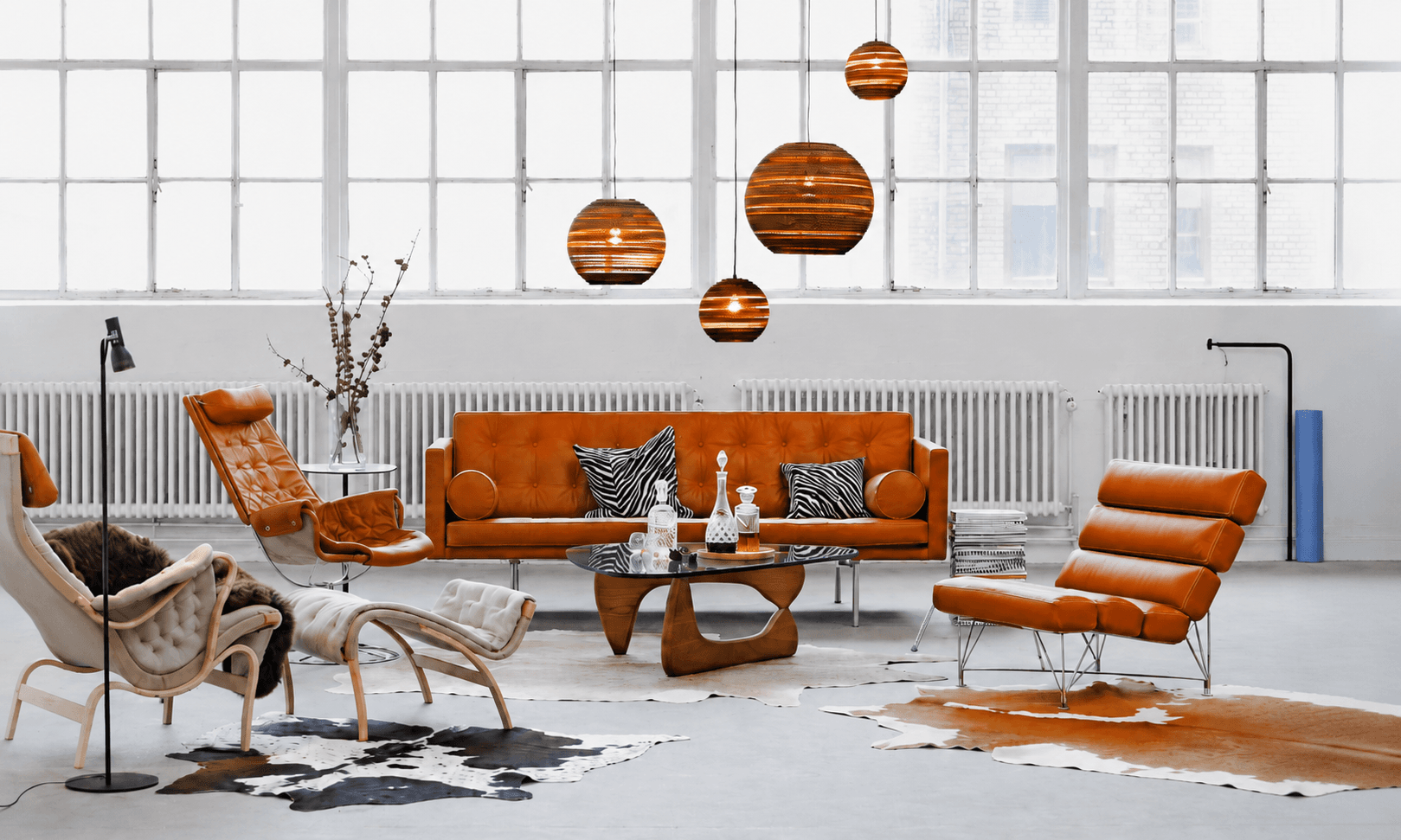 Hangende lampen in ruimte met oranje leren bank