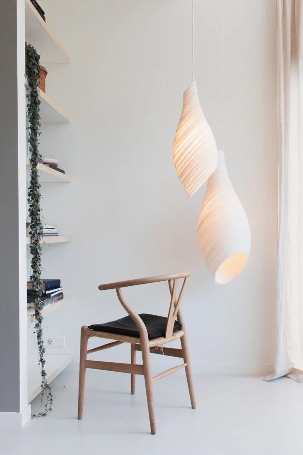 Witte hanglamp met structuur