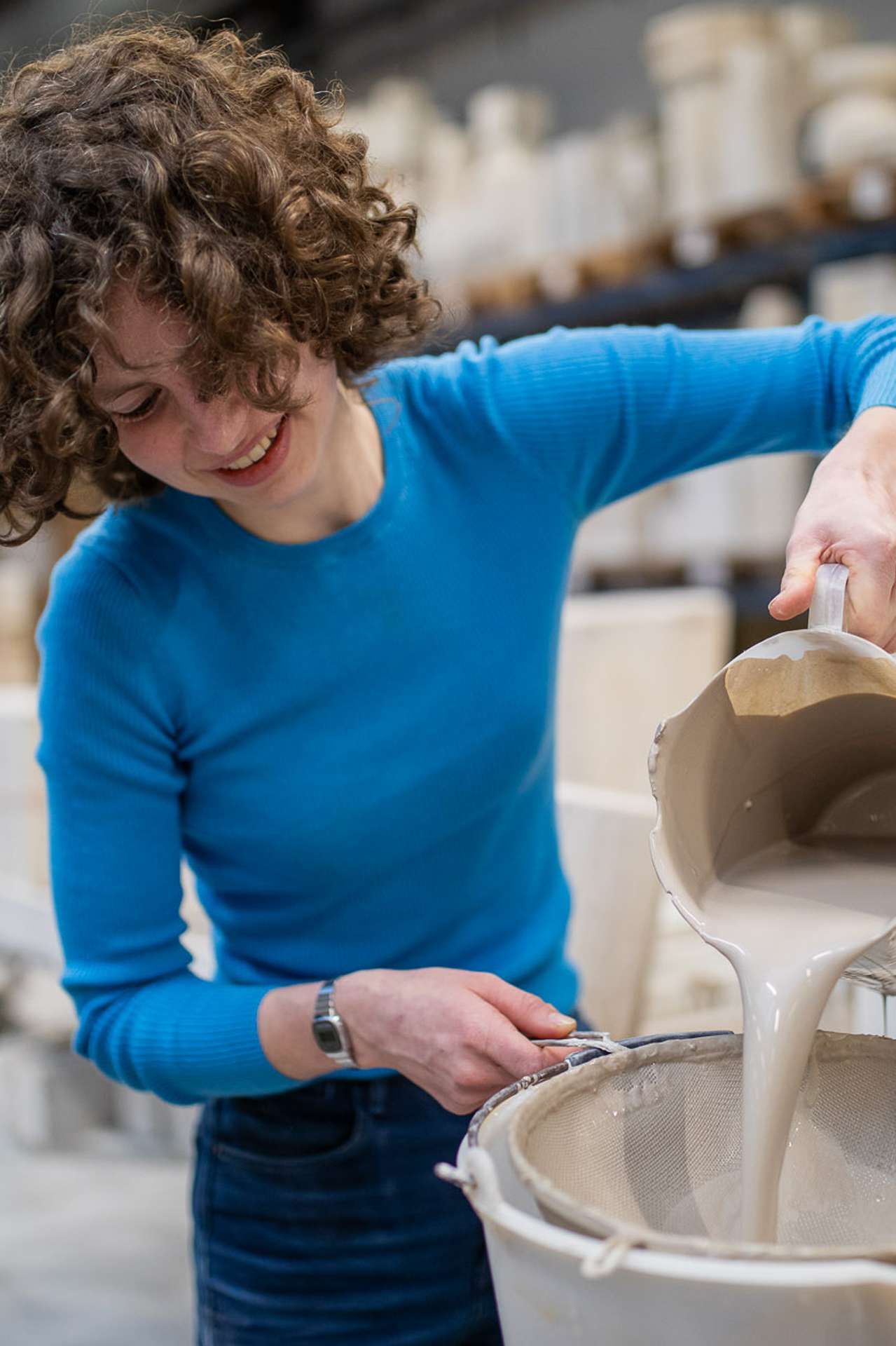 Hanna Kooistra giet cement in haar atelier