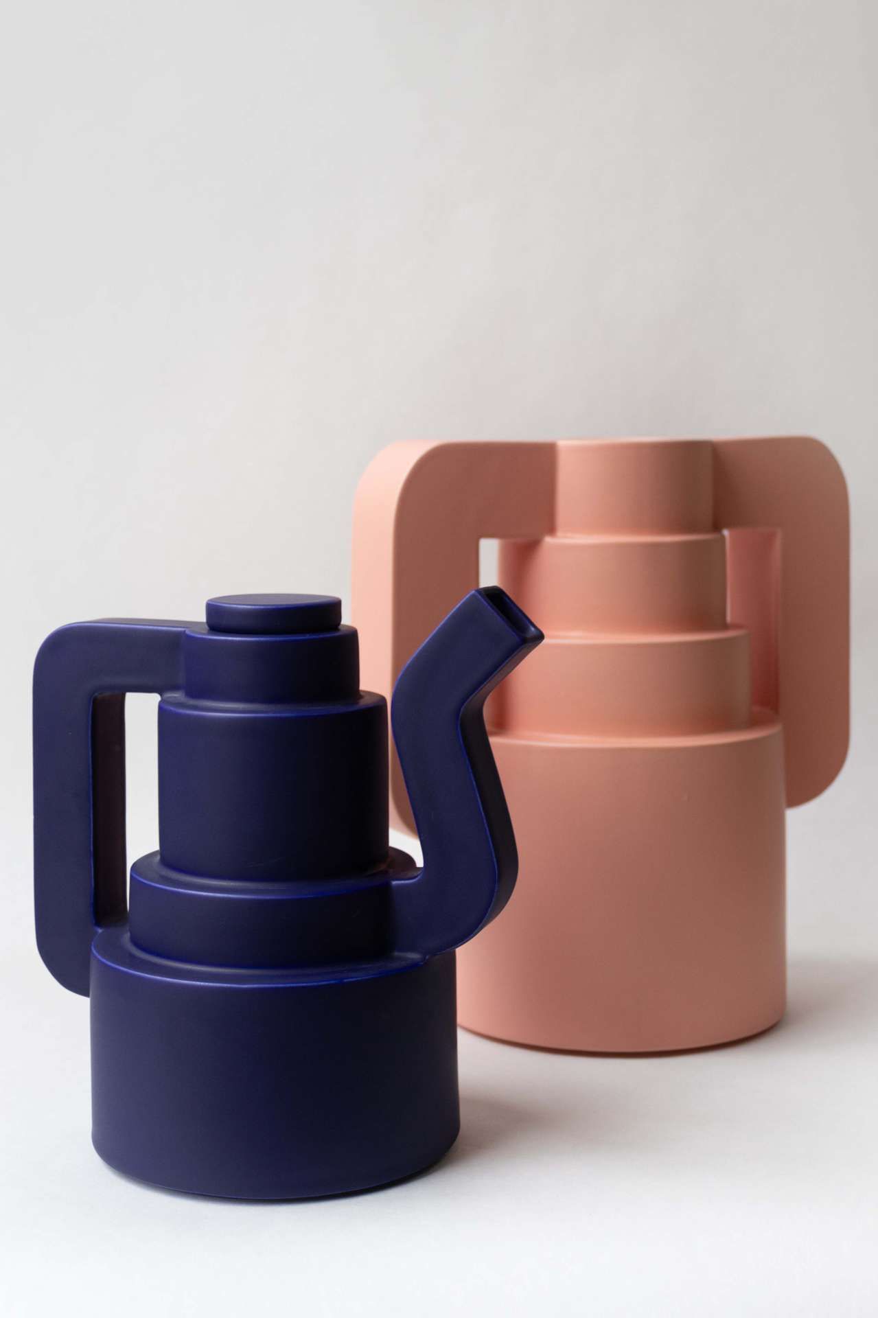 Donkerblauwe koffiekan en roze vaas Hannah Kooistra