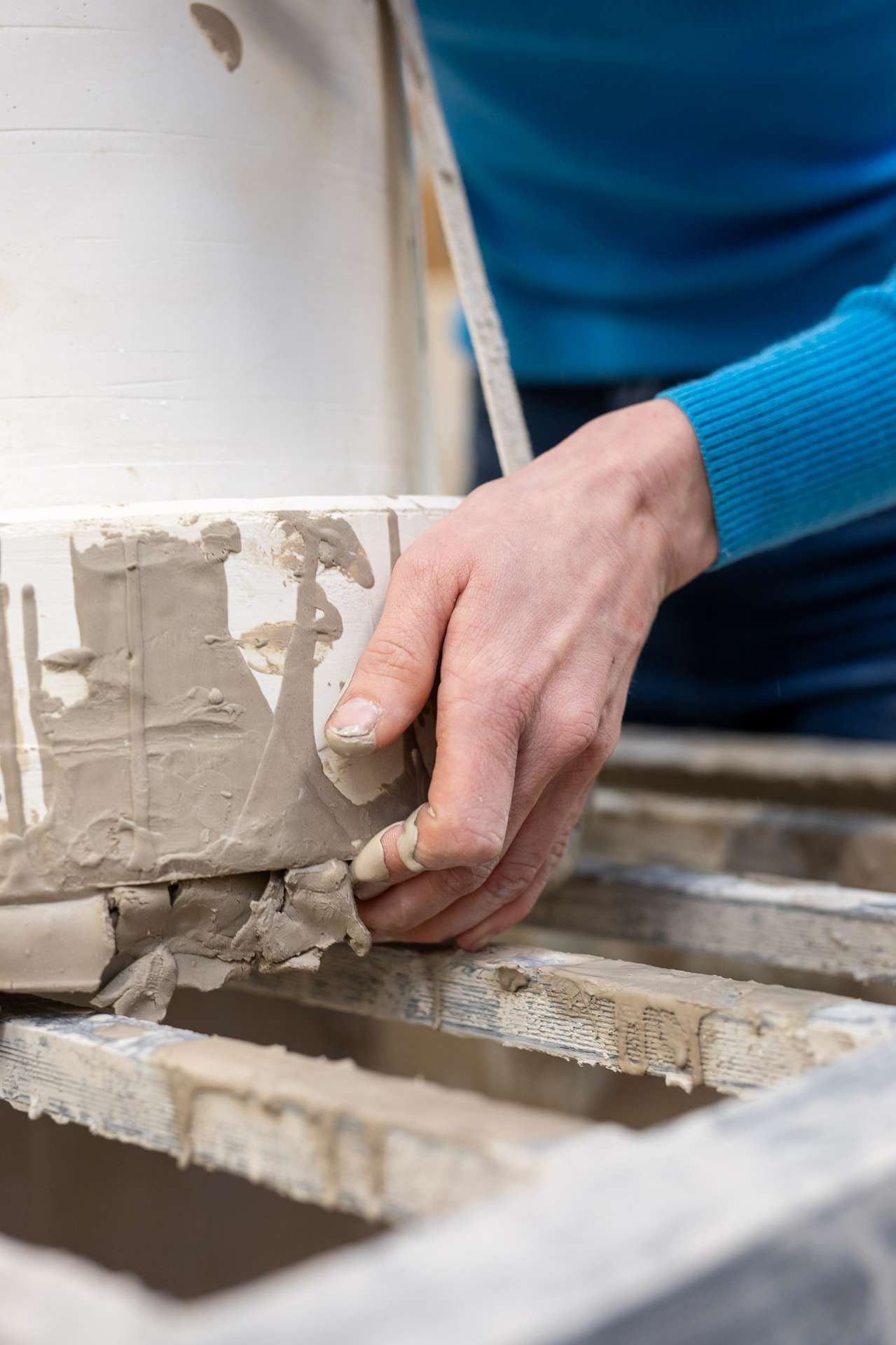 Handen van Hann Kooistra in atelier aan het werk