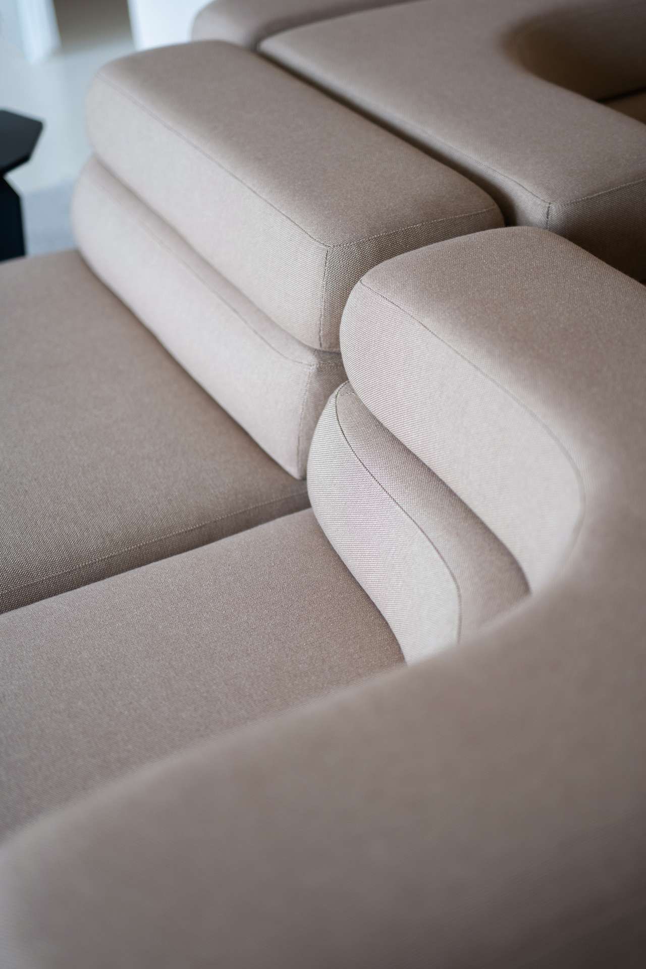 Closeup van Studio HENK bank beige