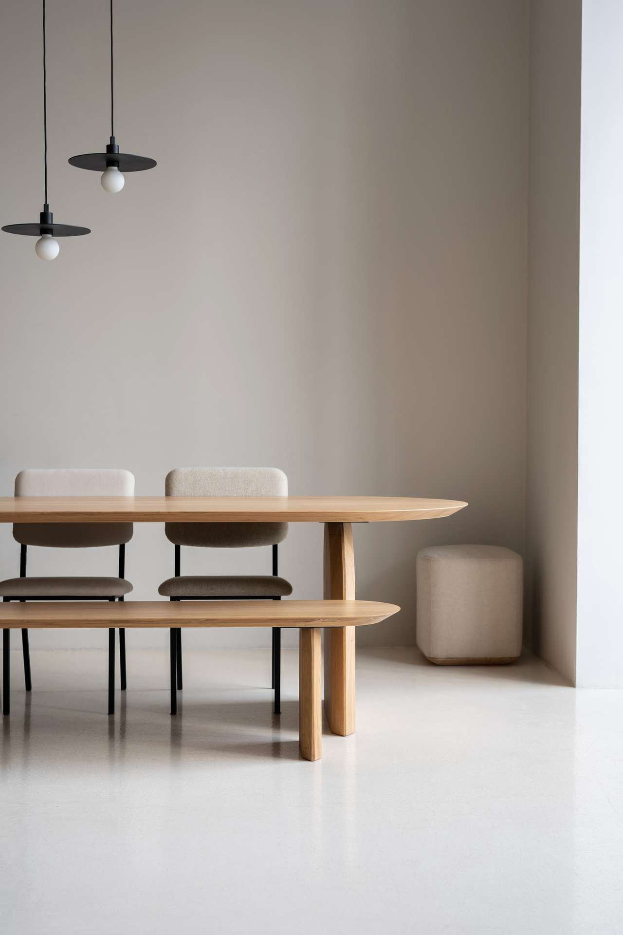 Strakke eiken eethoek met 2 beige stoelen