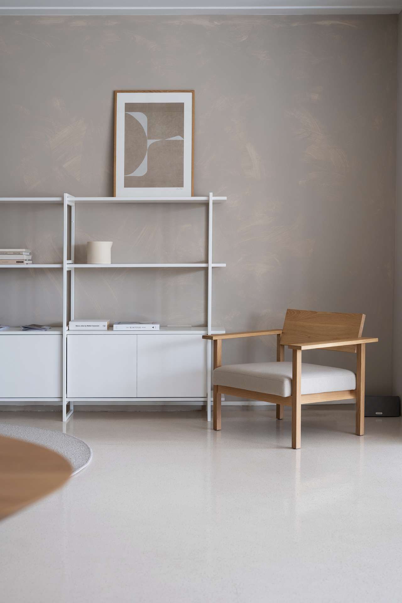 Studio HENK witte wandkasten met eiken fauteuil