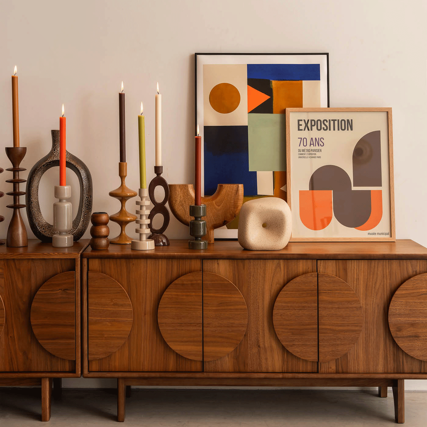 Houten dressoir met kunst en vele kandelaars