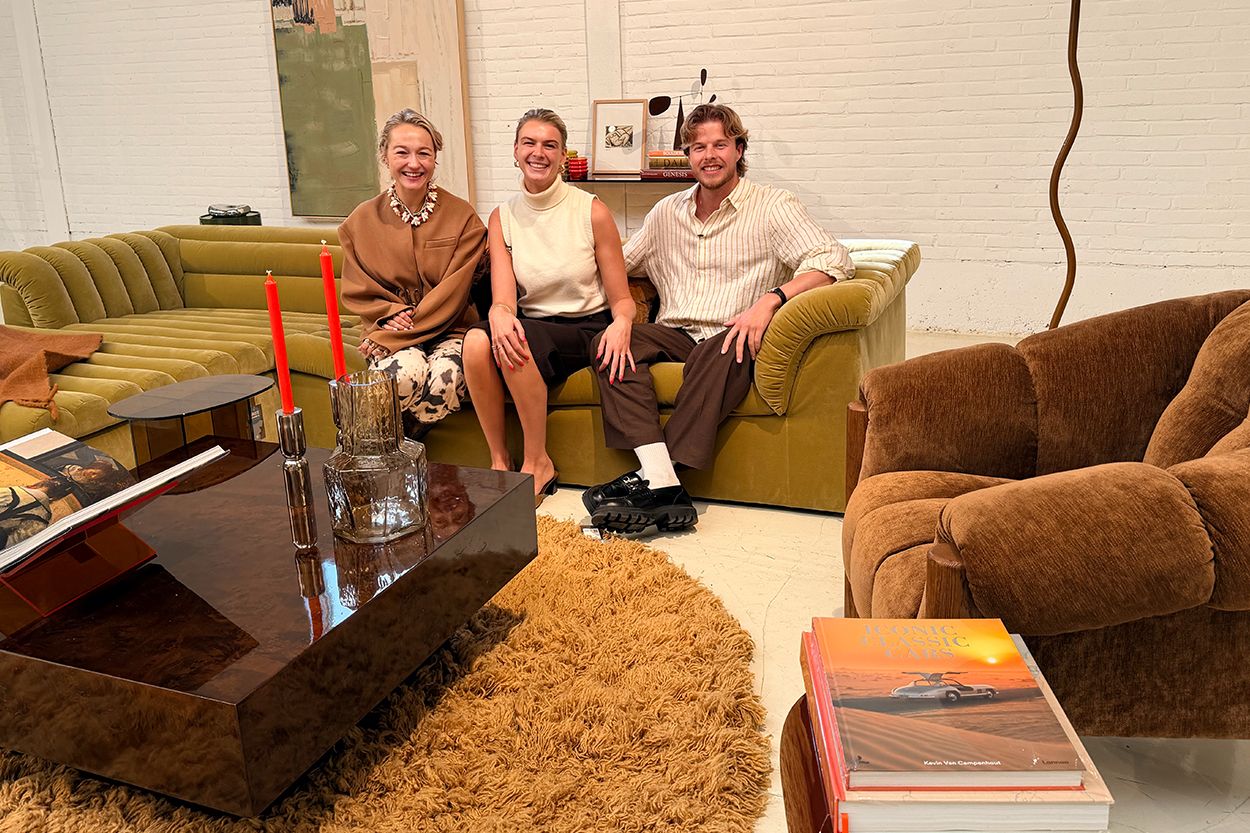 Carolien Spoor en kandidaten zitten op groene bank in retro interieur
