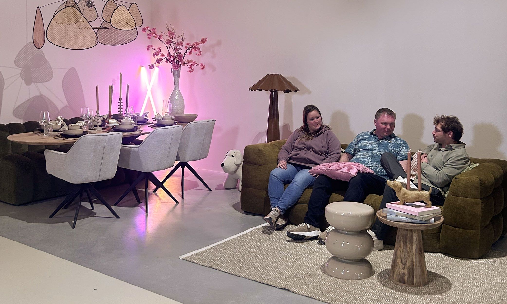 Heinrich en Jolien zitten in hun woonkamer bij Huis Gezocht