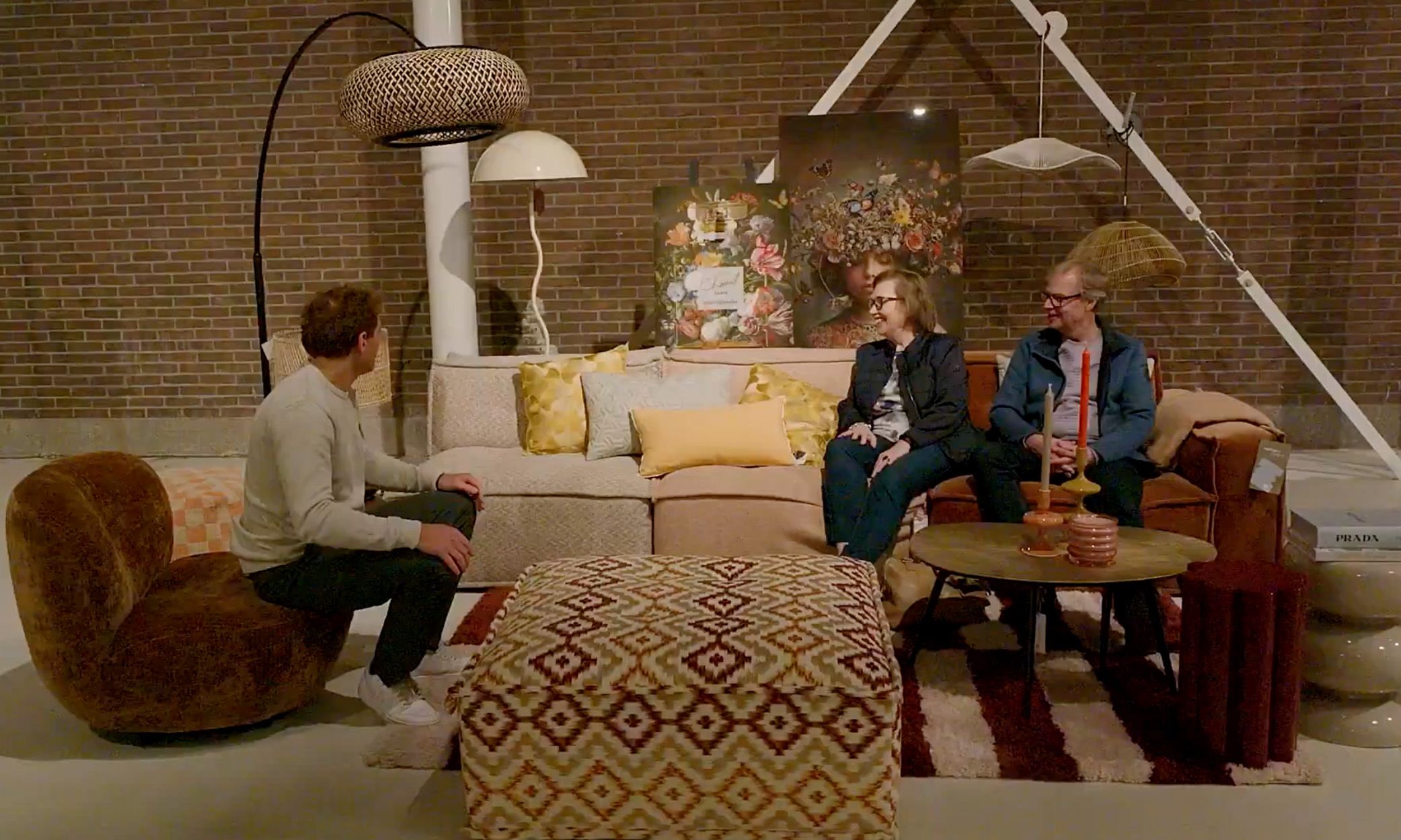 Richard en Annemarie zitten op hun toekomstige woonkamer bij Huis Gezocht