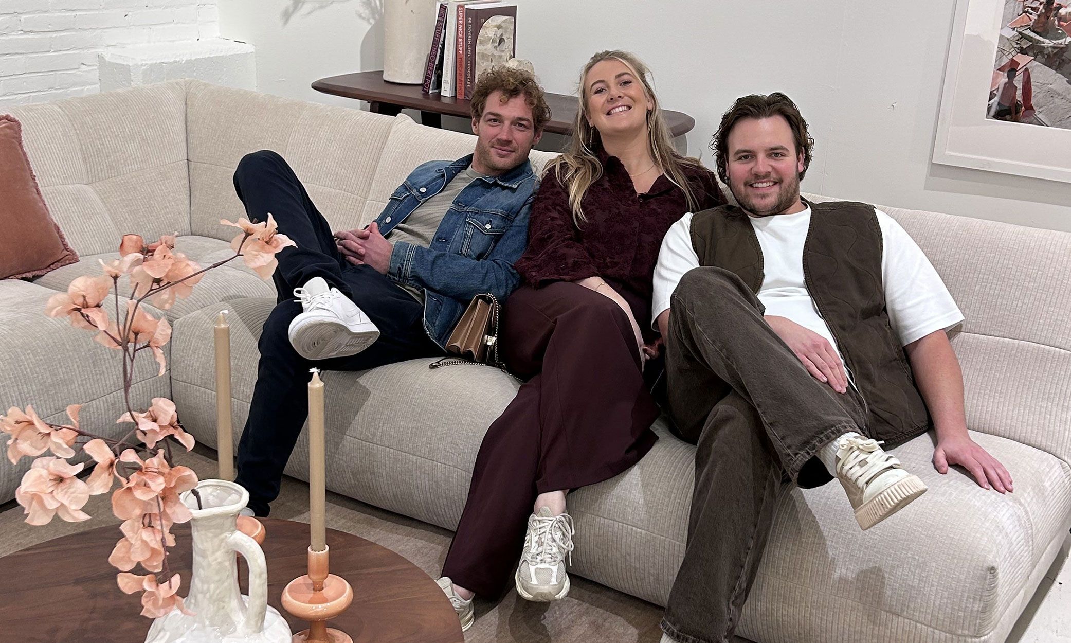 Romy en Jip op een beige bank bij Huis Gezocht