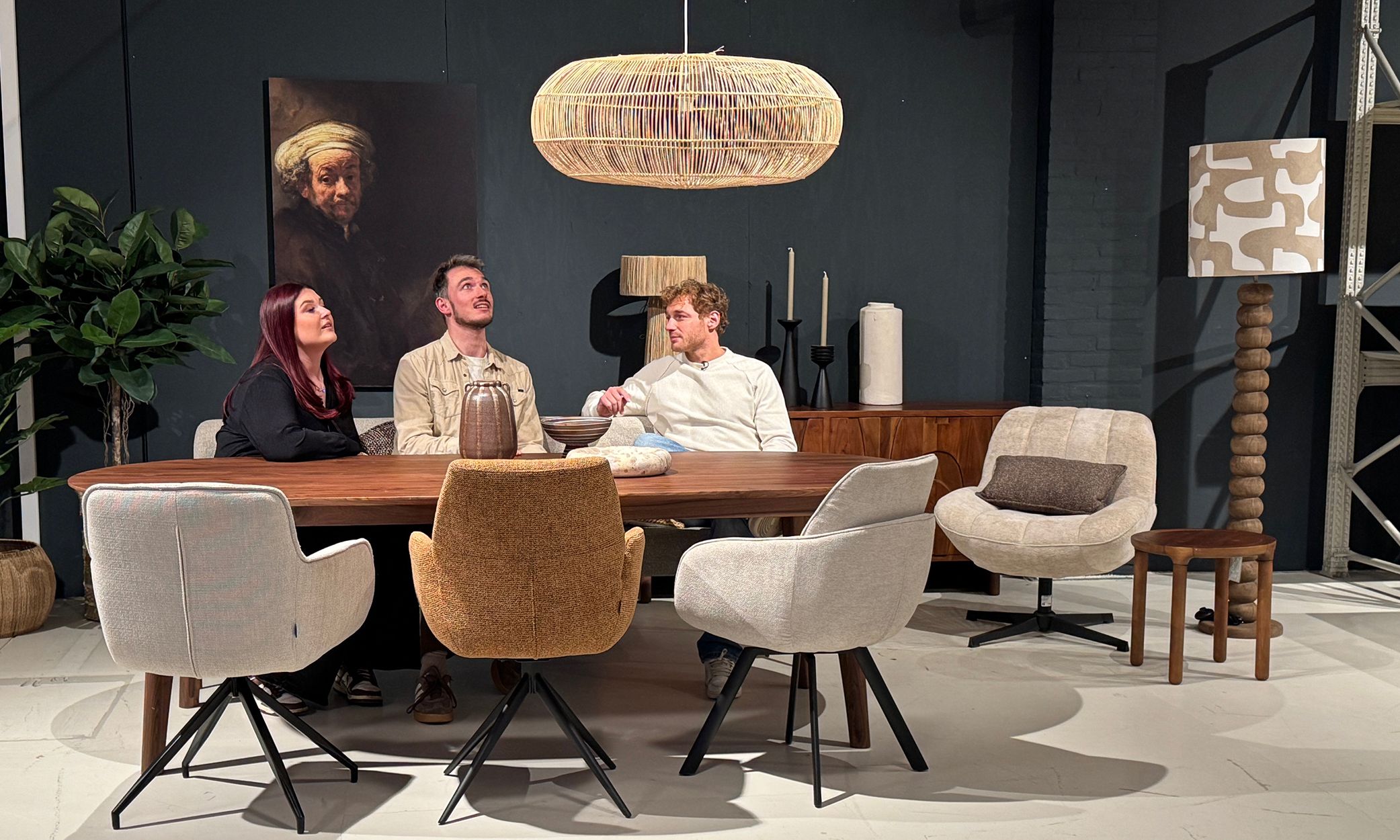 Kandidaten van Huis Gezocht zitten in hun nieuwe eetkamer met Jaimie