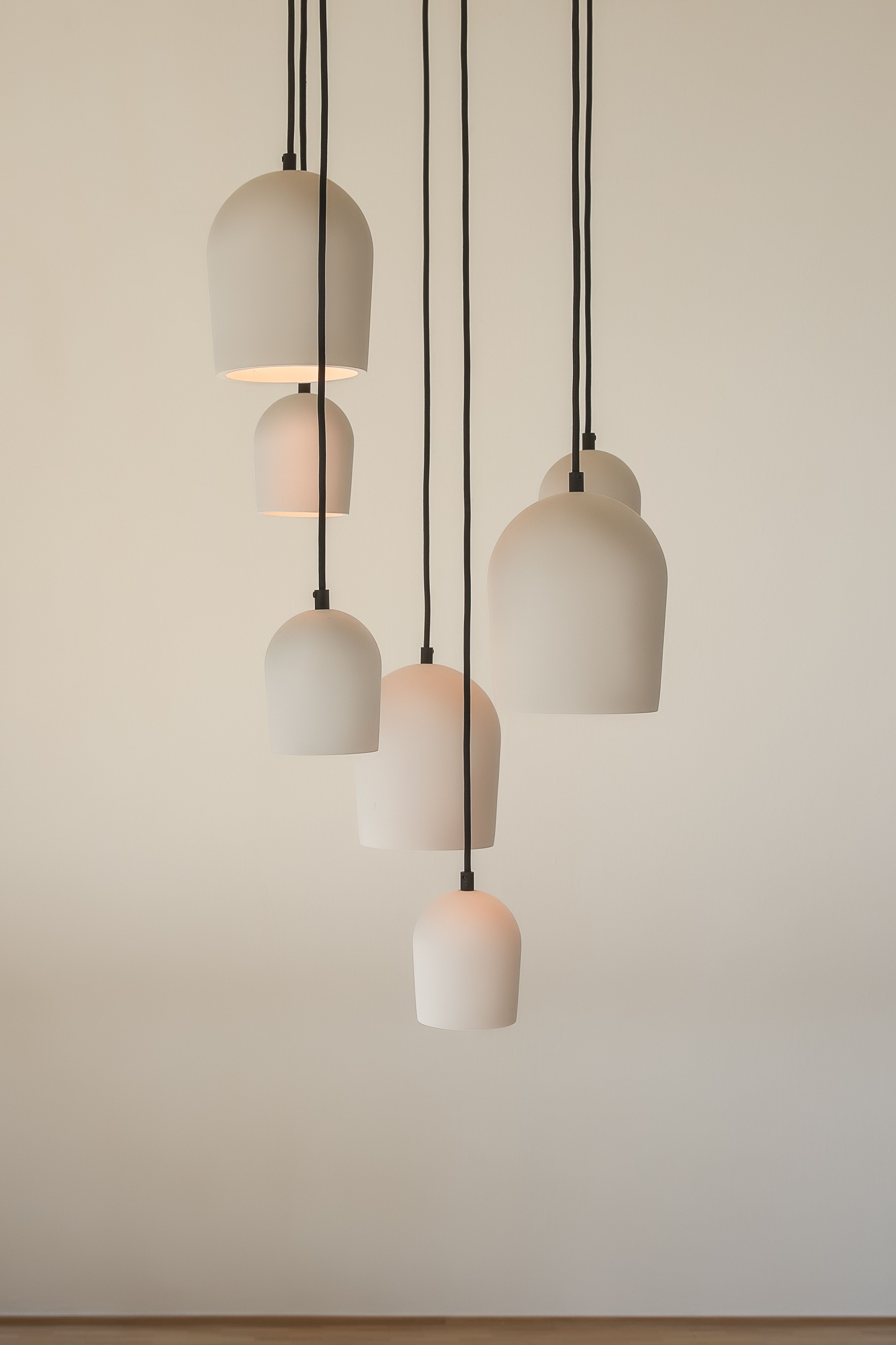 Witte ronde hanglampen van More tegen een witte achtergrond