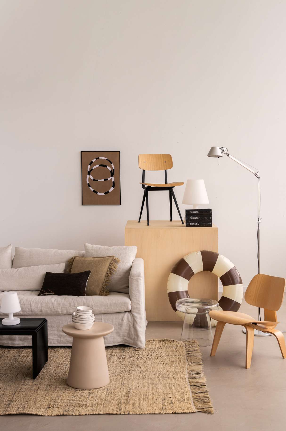 Interieur met naturel kleurige en zomerse items