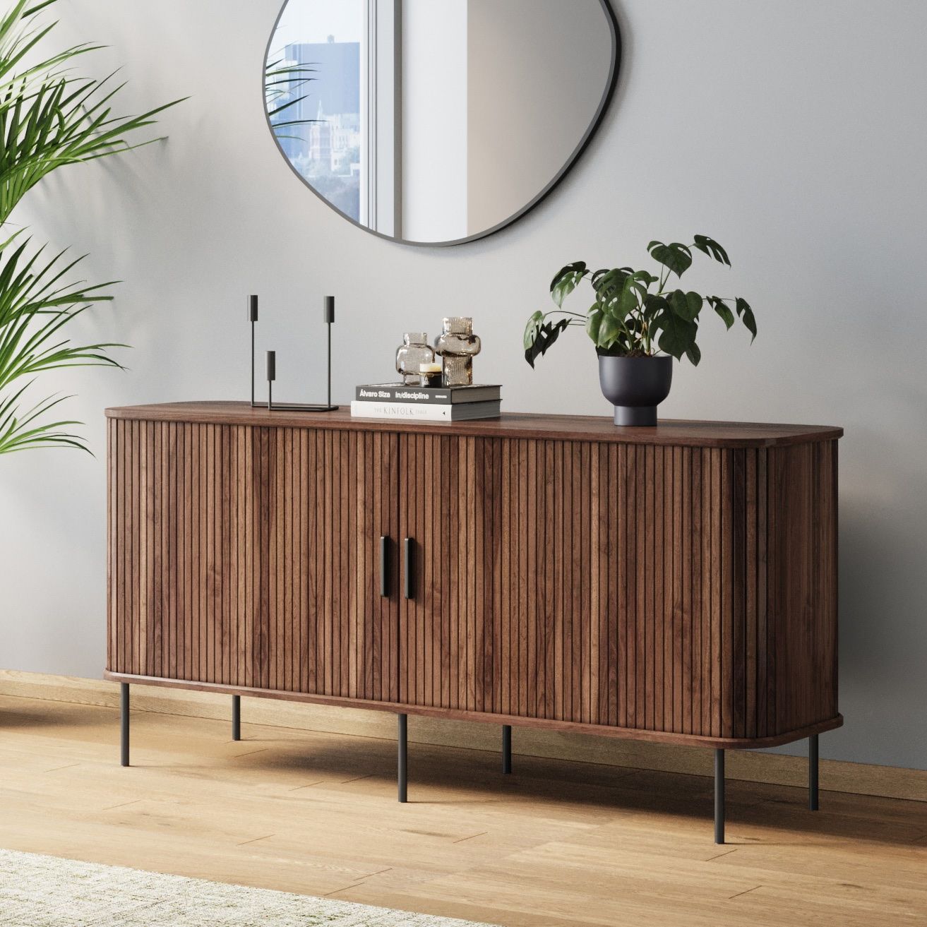 Dressoir met wandspiegel en decoratie