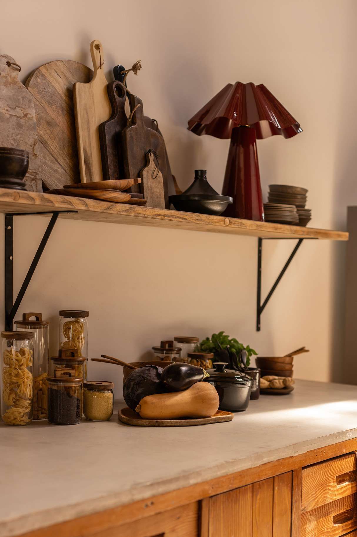 Keuken met voorraadpotten, snijplanken en accessoires