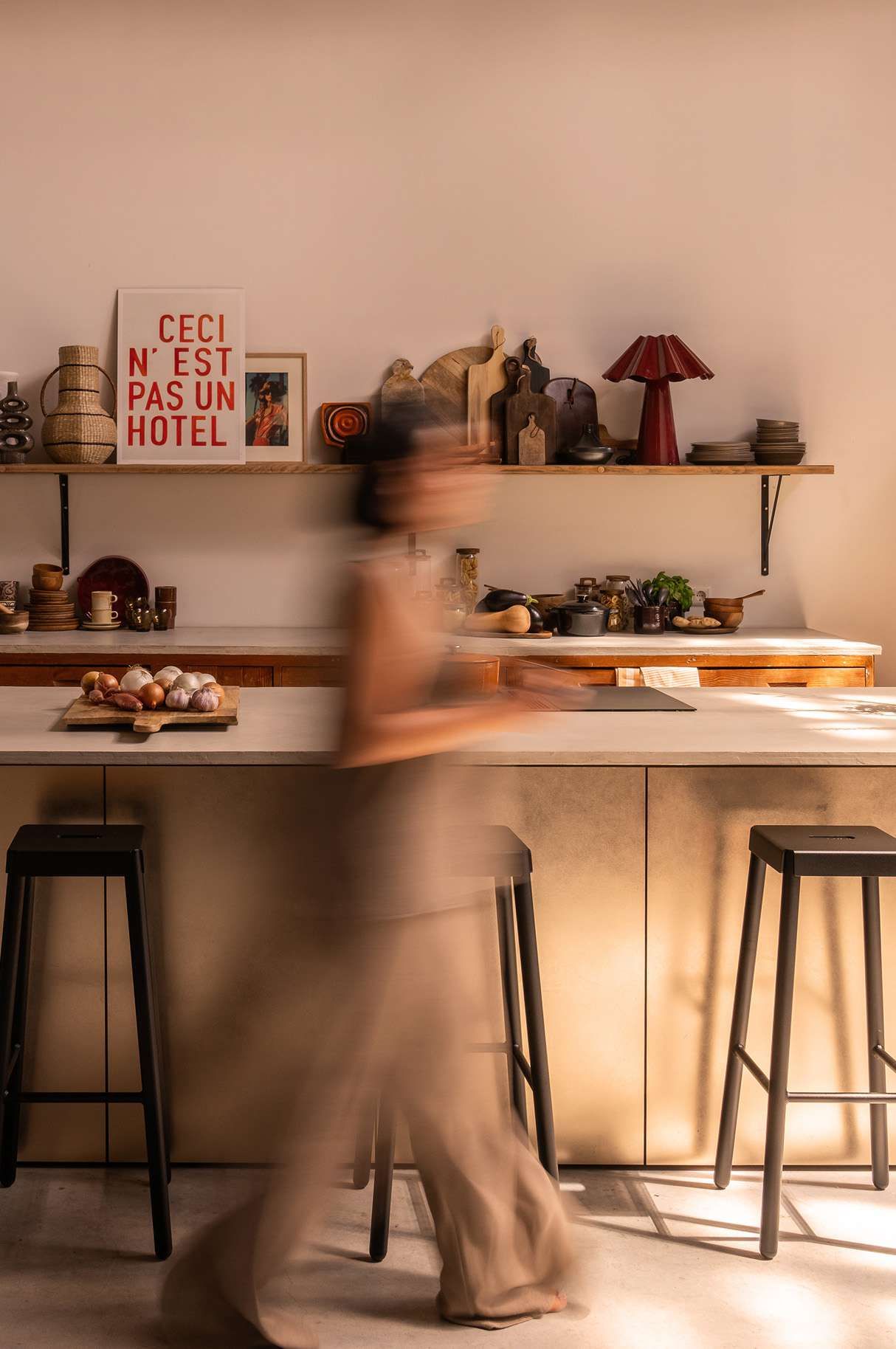 Vrouw die door keuken loopt vervaagd