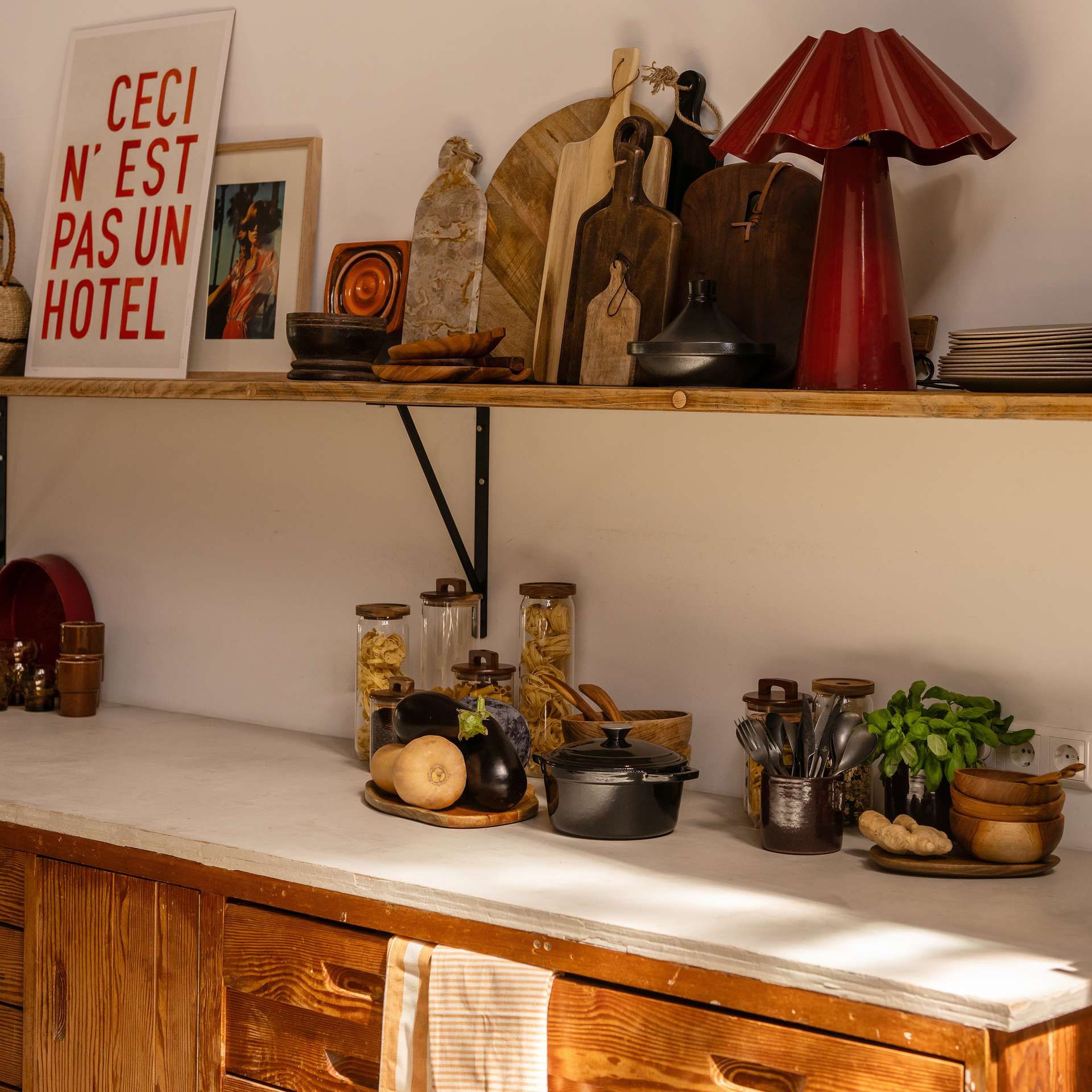 Houten keuken met houten accessoires en rode adams lamp