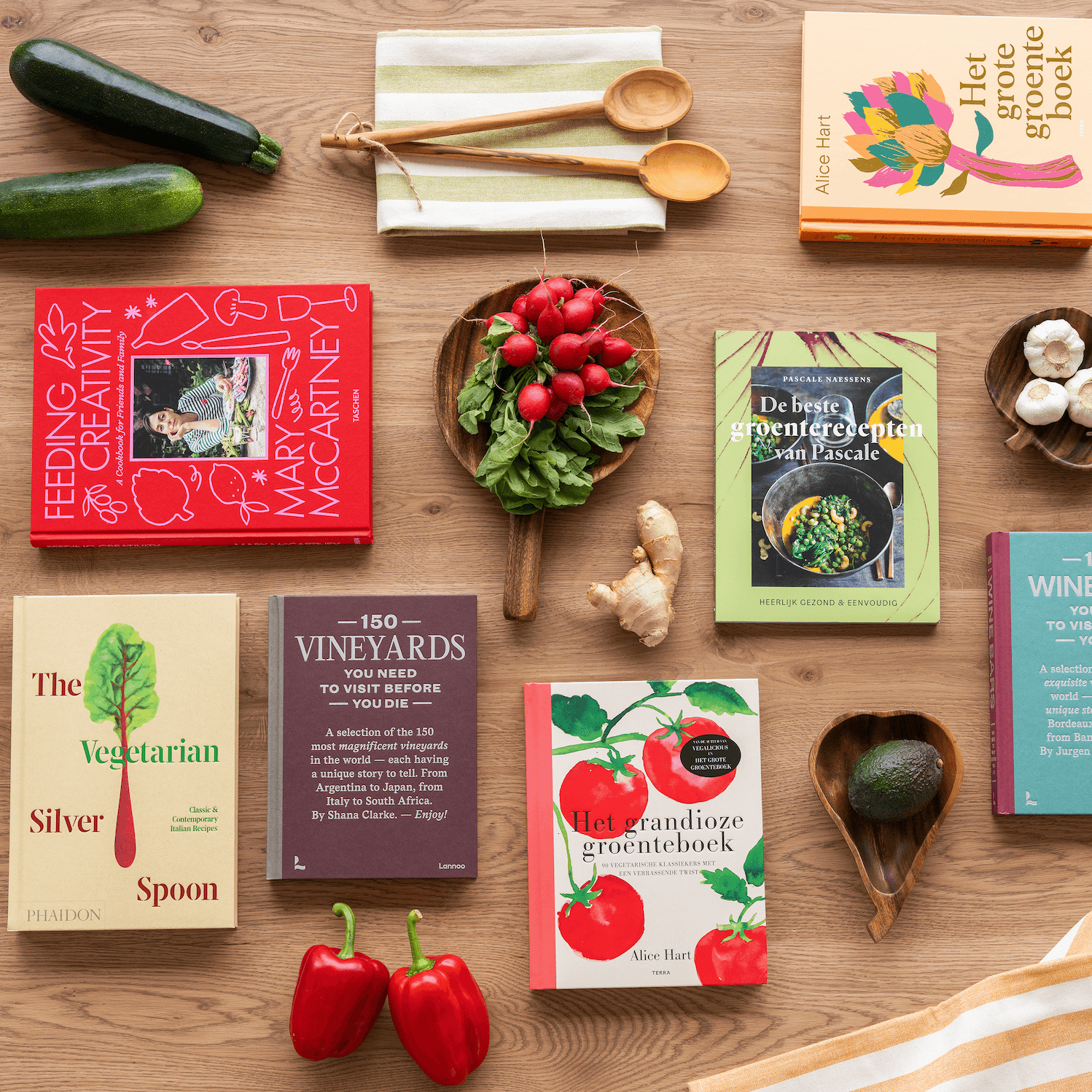 Bovenaanzicht van verschillende kookboeken met groene eromheen
