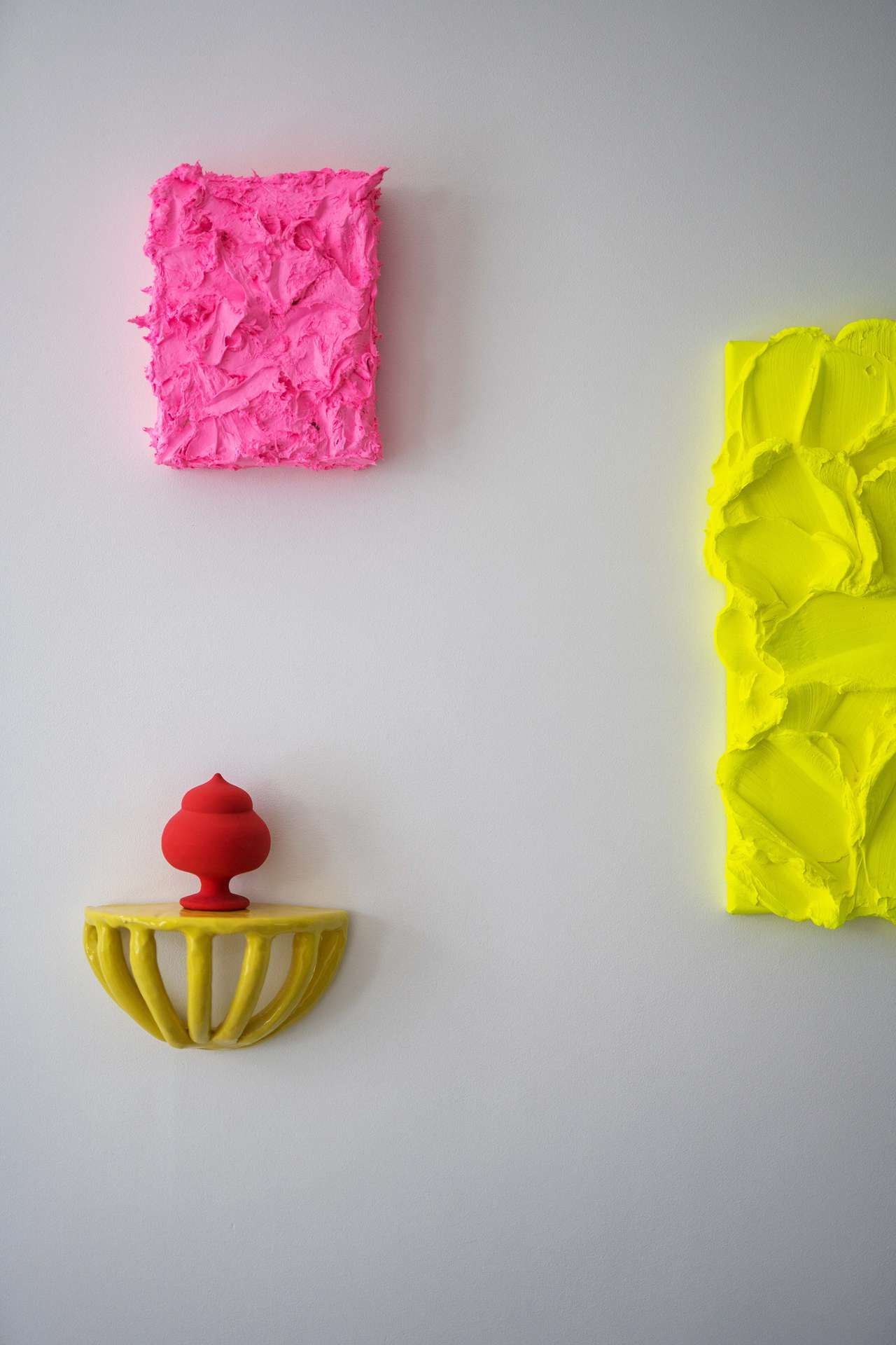 Textuur kunst roze en geel aan muur