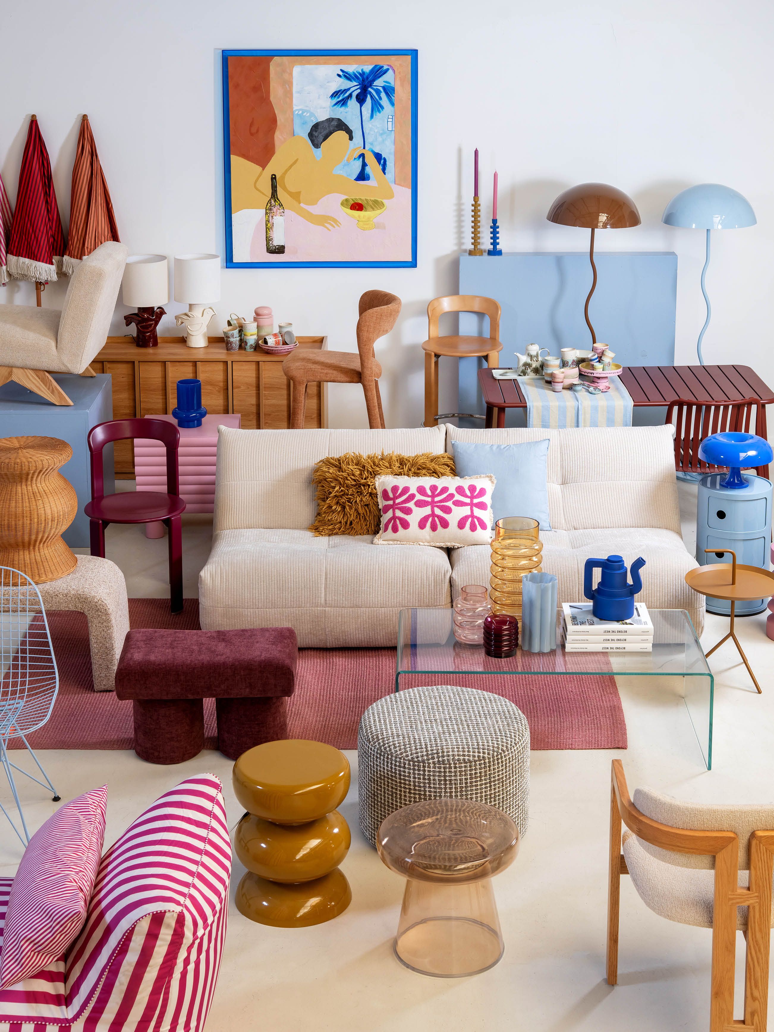 Roze, blauwe en bruine meubels en accessoires