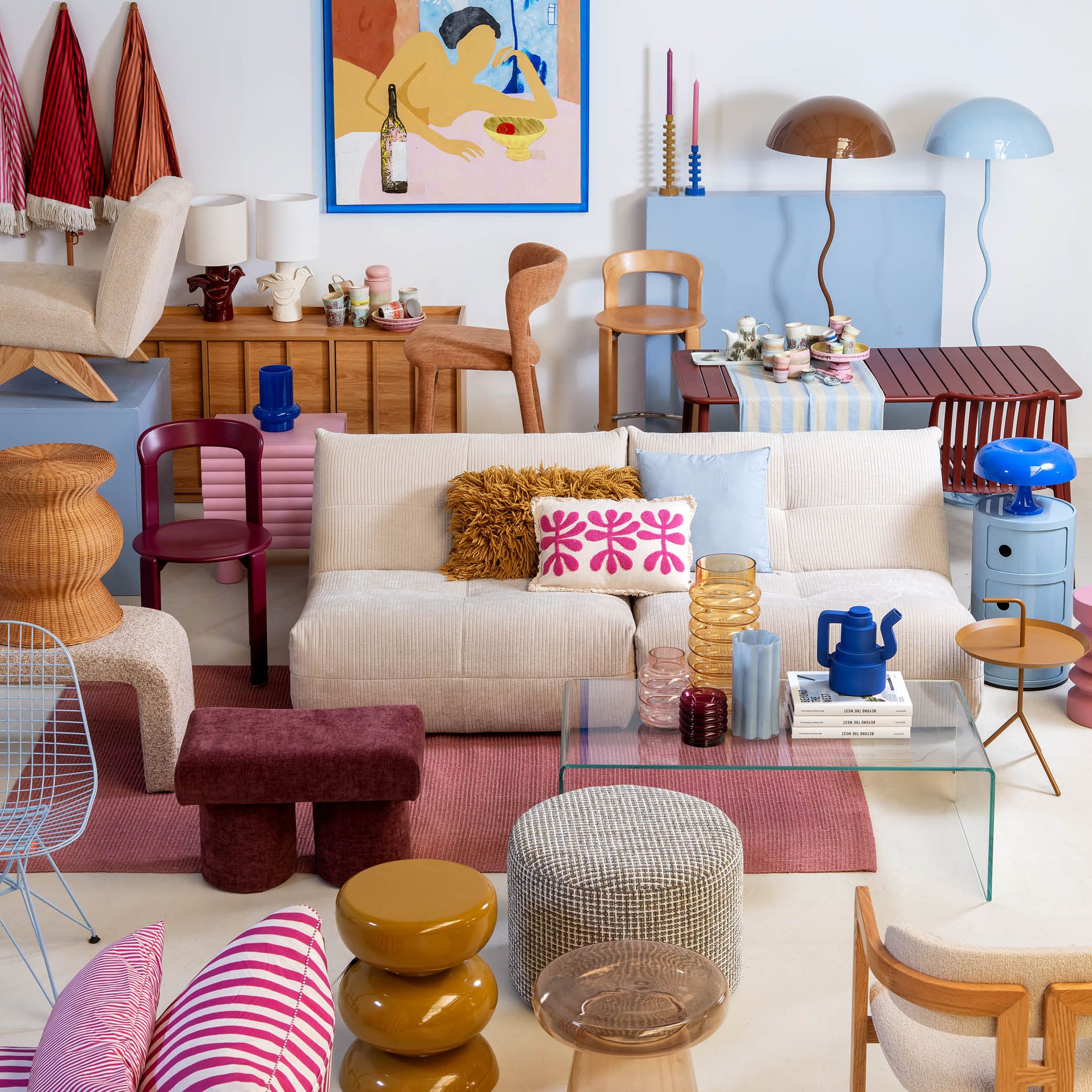 Roze, blauwe en bruine meubels en accessoires