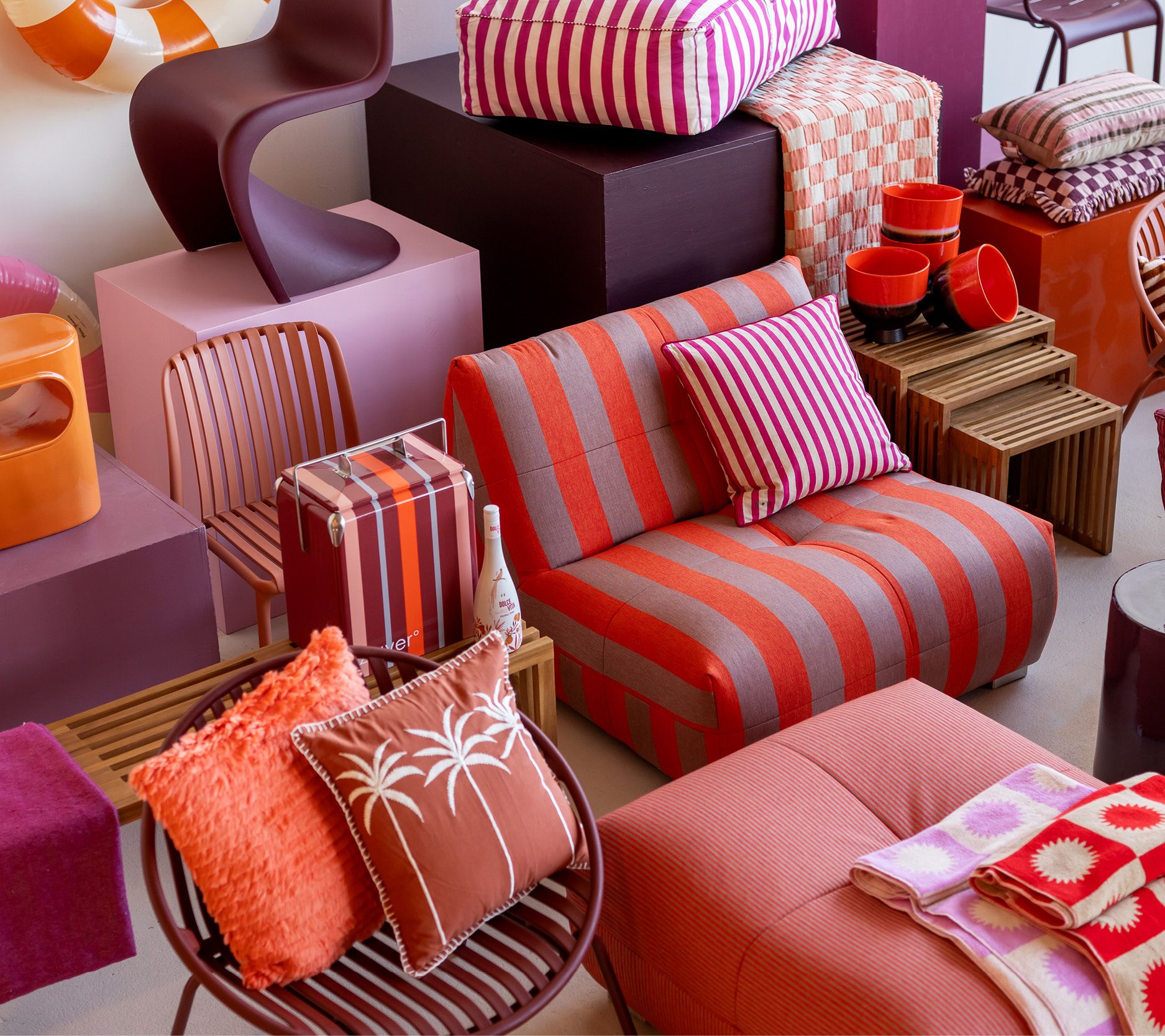 Verschillende bordeaux, rode en oranje meubels bij elkaar