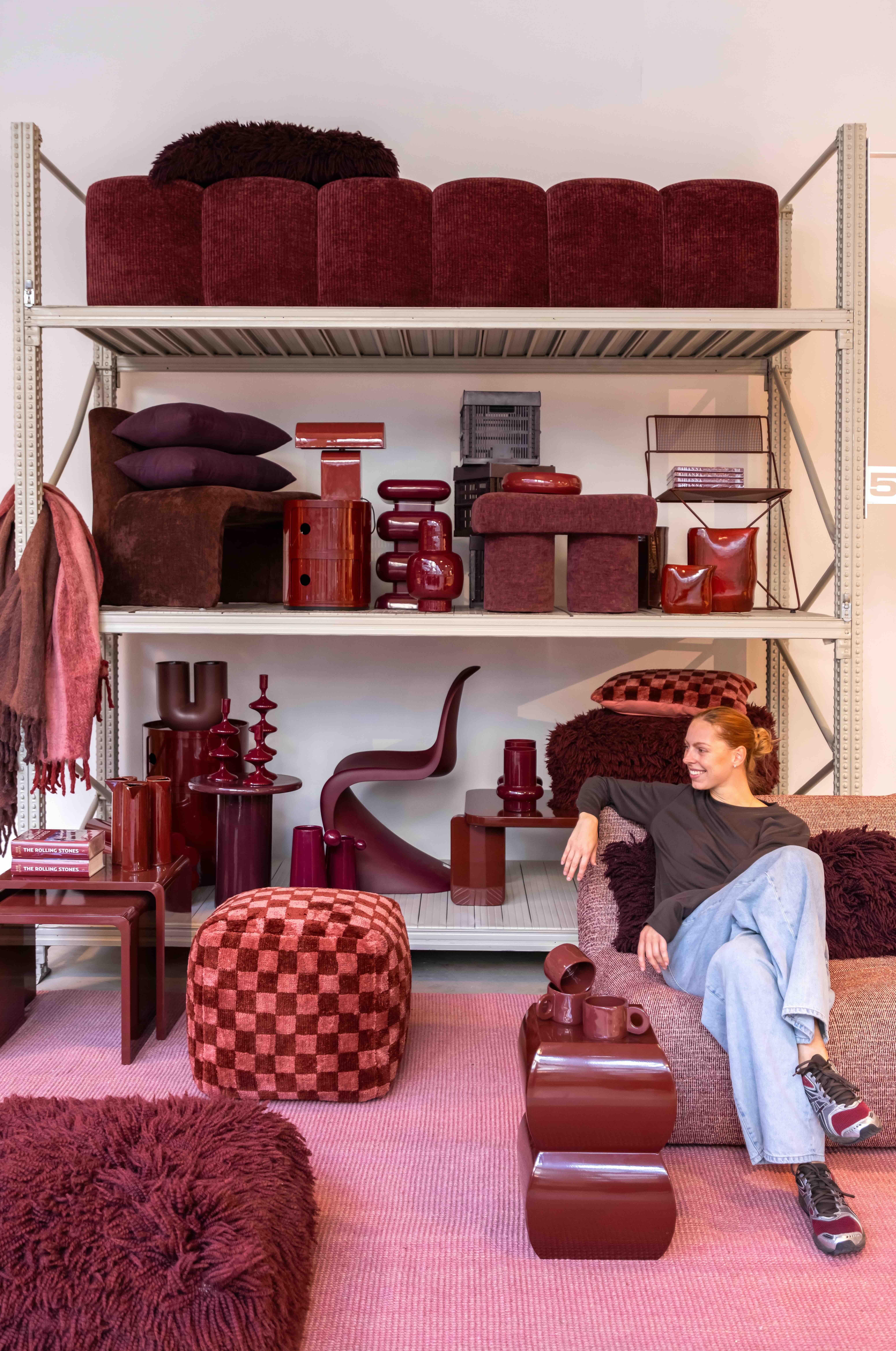 Stellingkast met allemaal bordeauxrode interieuritems
