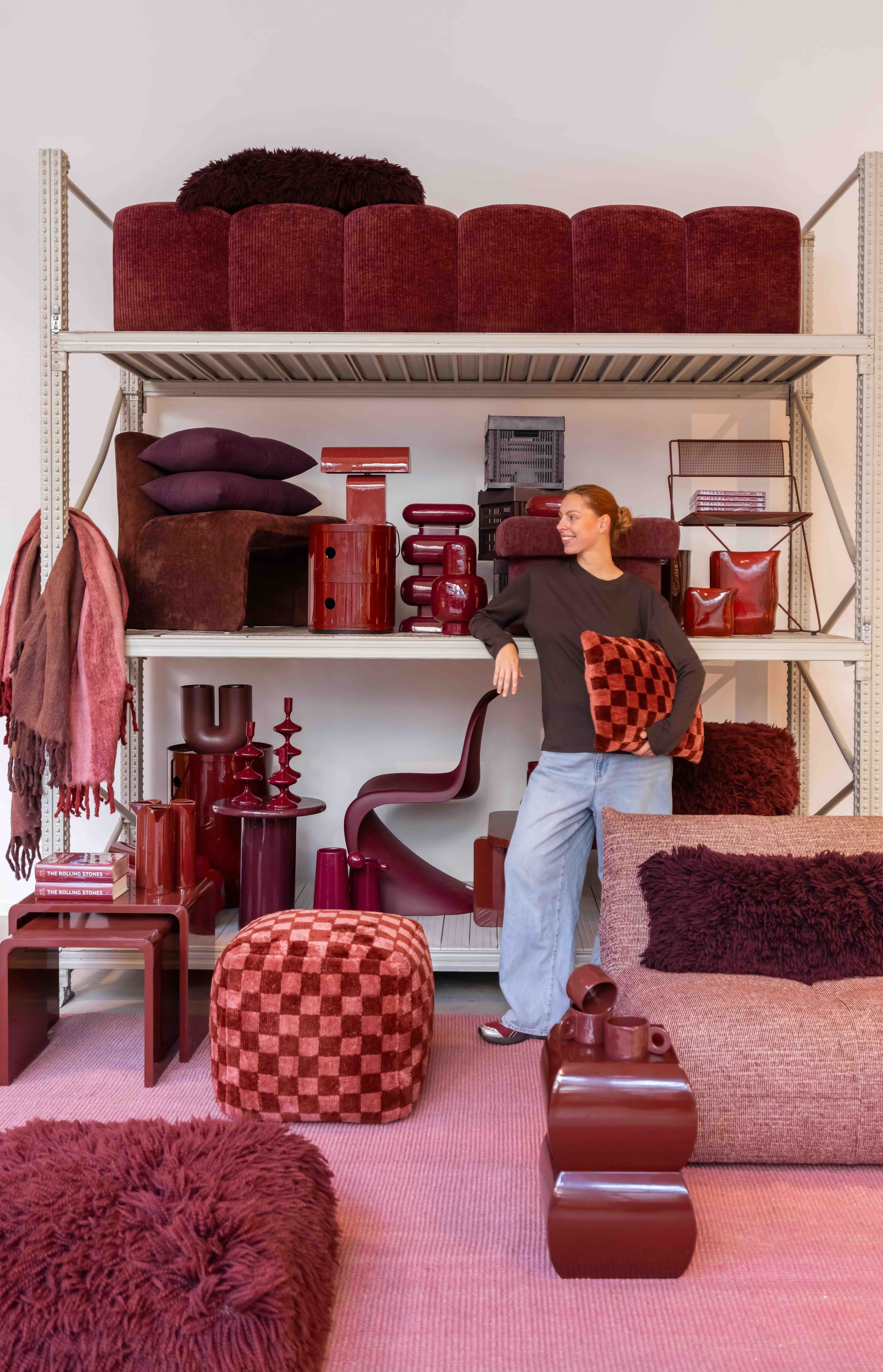 Stellingkast met allemaal bordeauxrode interieuritems