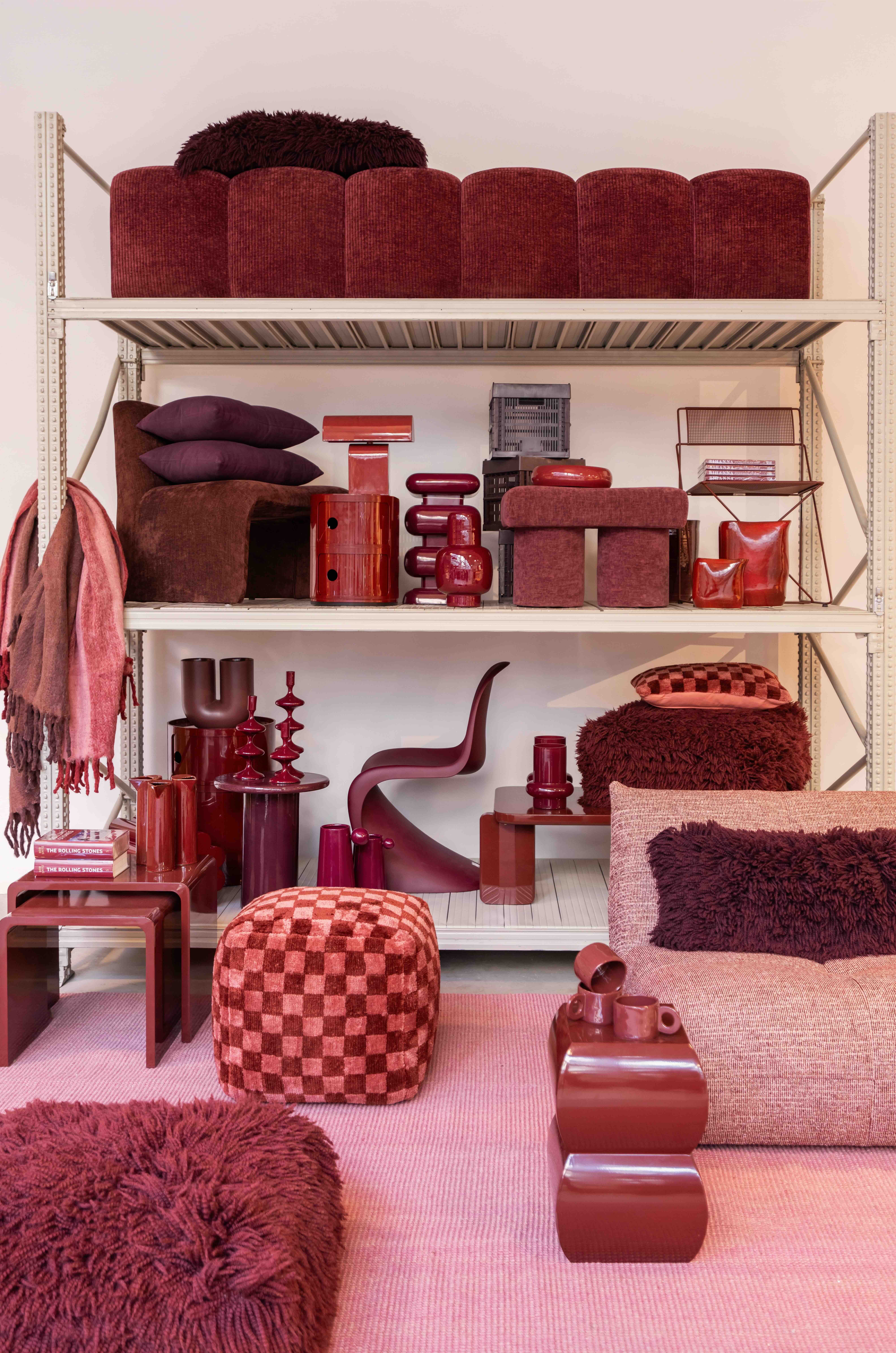 Stellingkast met allemaal bordeauxrode interieuritems