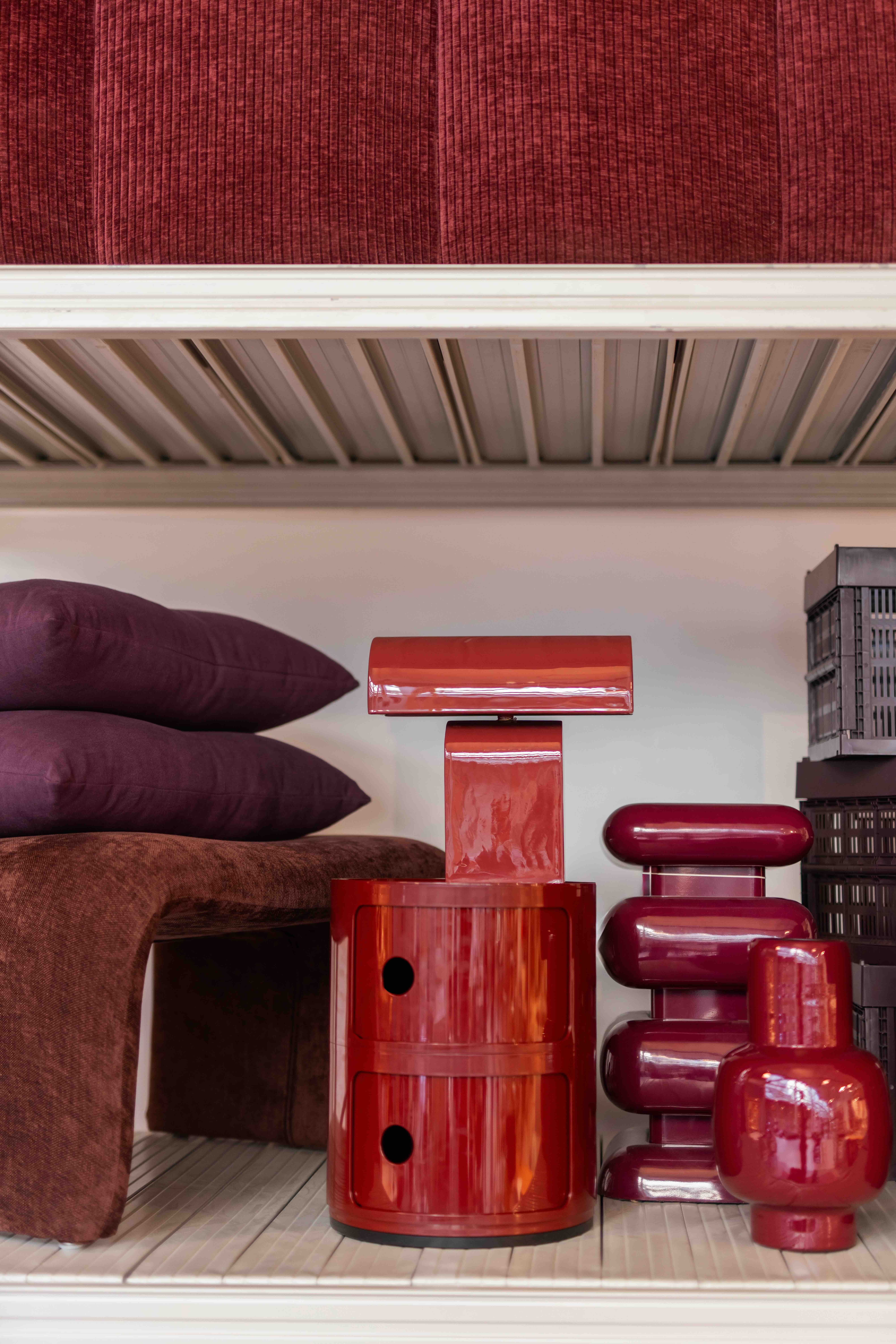 Stellingkast met allemaal bordeauxrode interieuritems