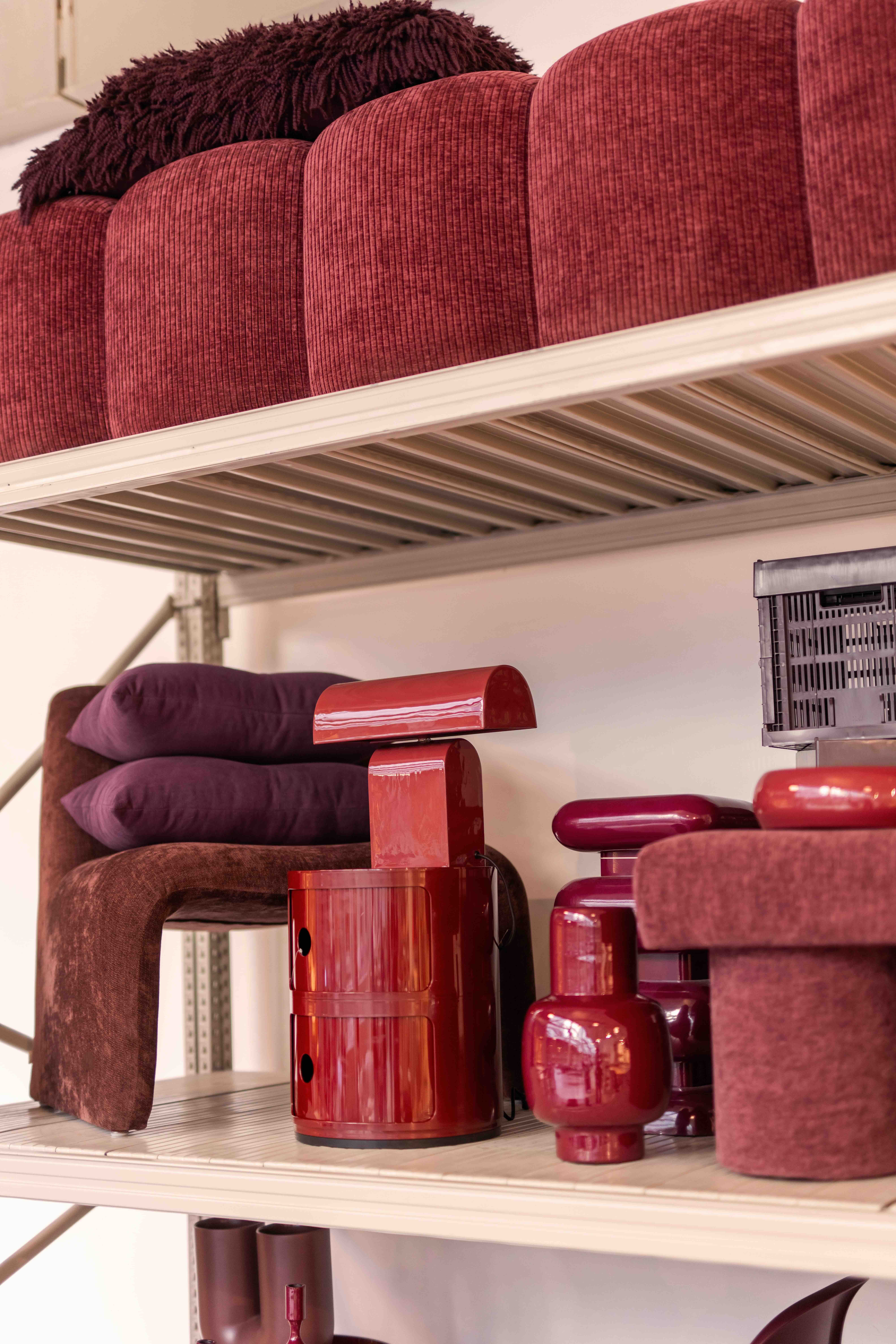 Stellingkast met allemaal bordeauxrode interieuritems